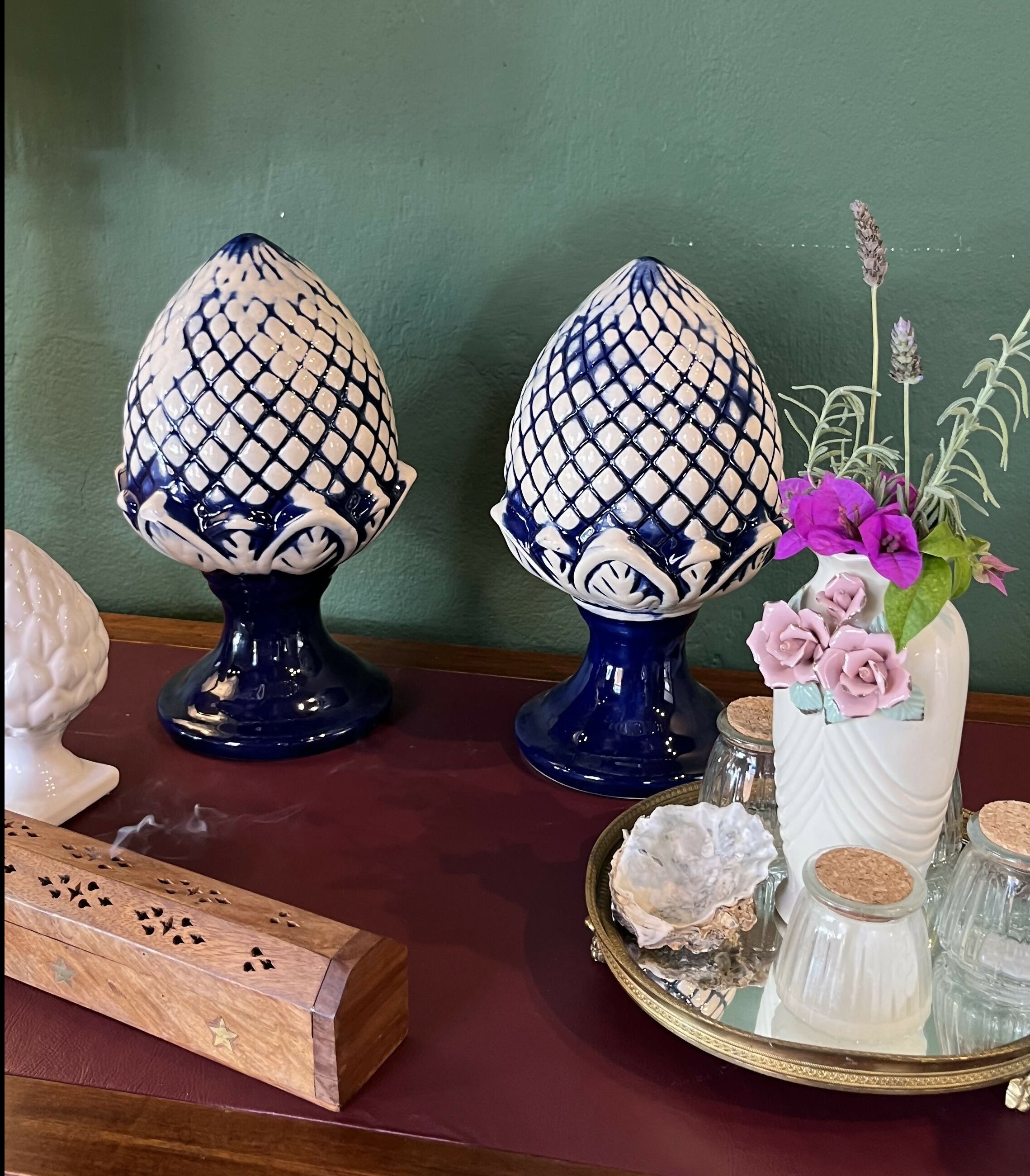 Par de pinhas em faiança brancas e azuis