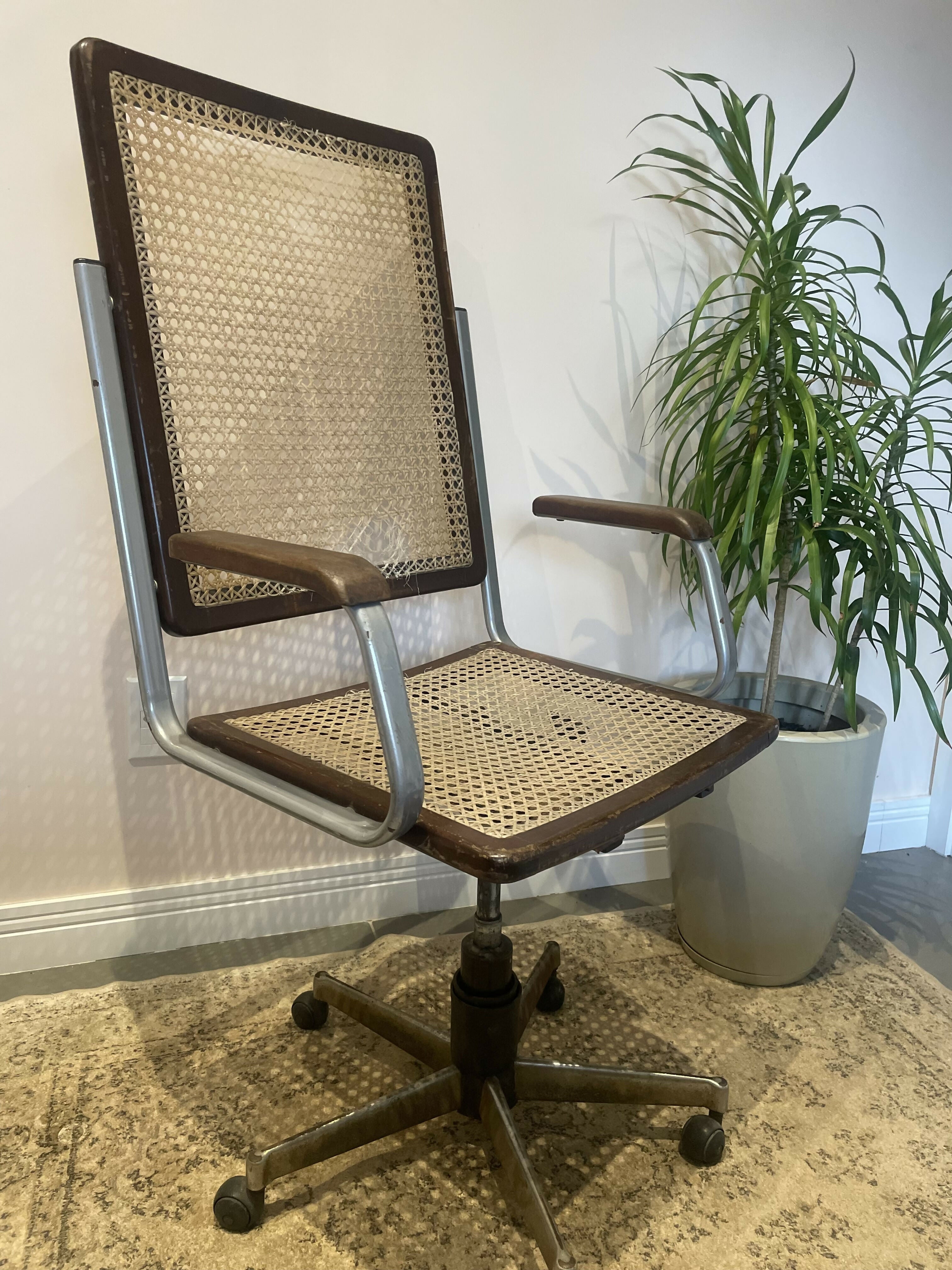 Cadeira Giratória Vintage de Palhinha — Design Modernista Brasileiro (anos 60/70)