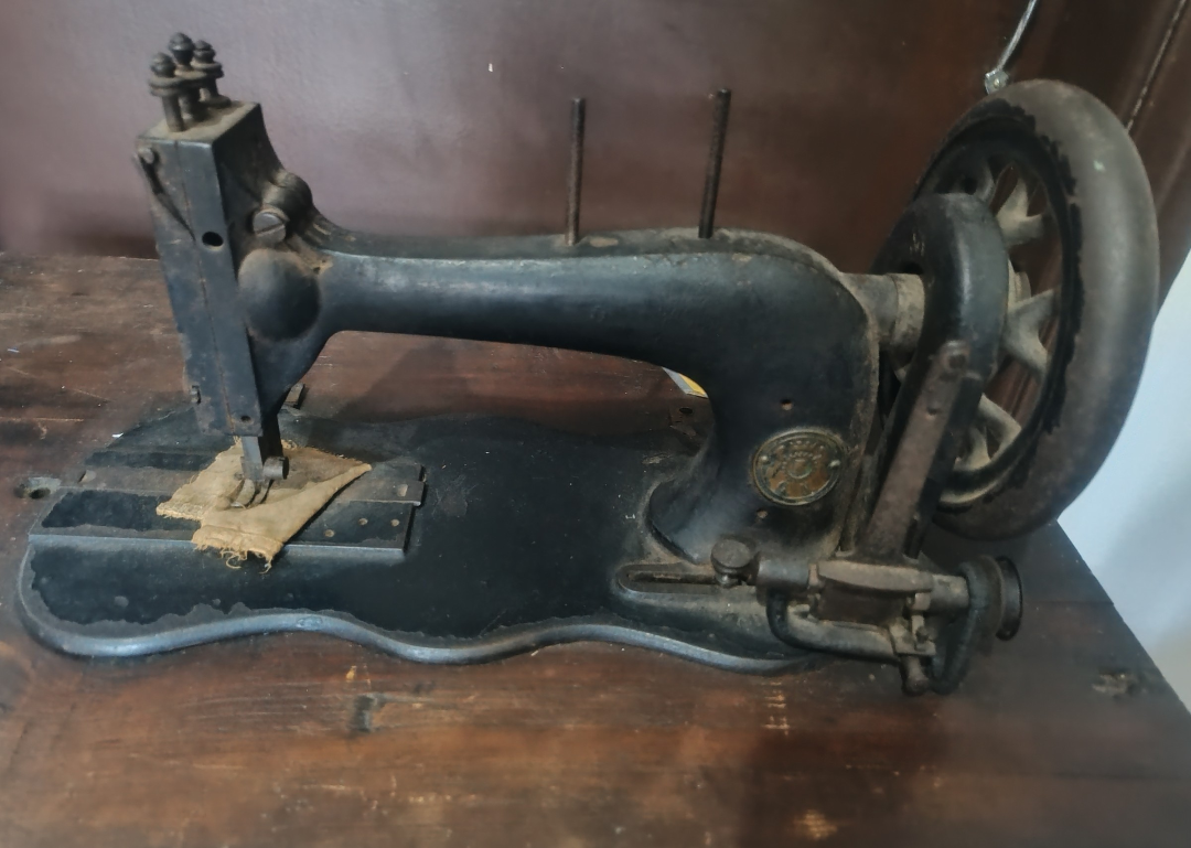 Máquina de Costura Singer Antiga com Mesa