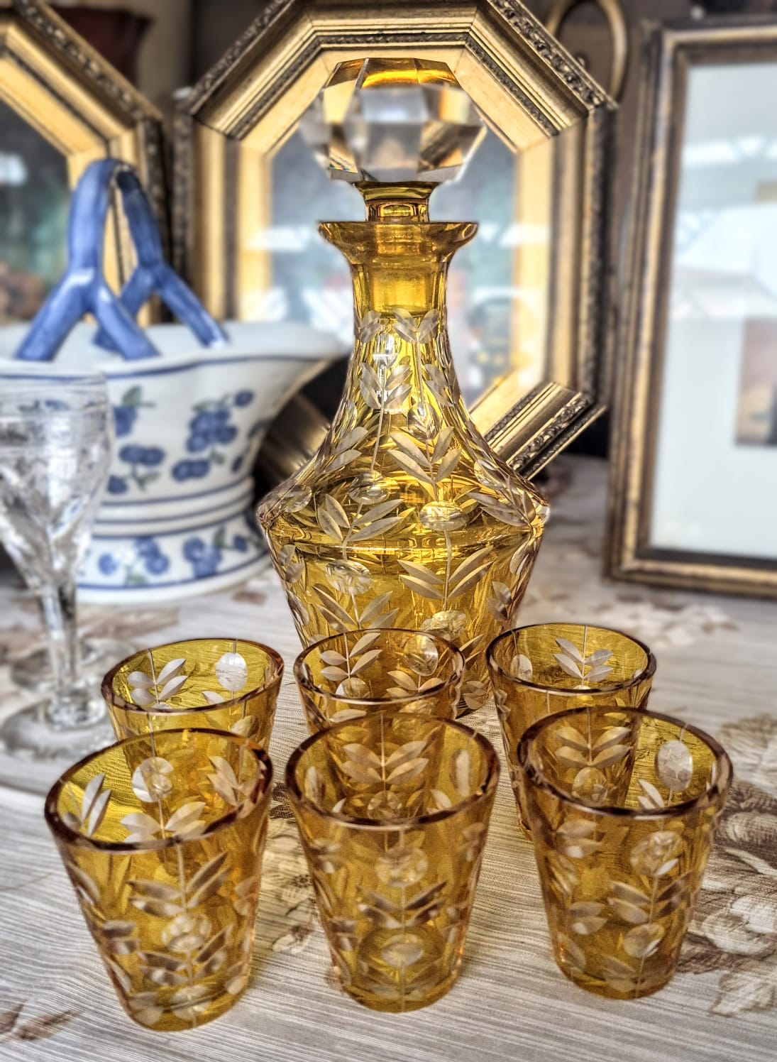 Conjunto em cristal doublé tcheco Boêmia, anos 40, âmbar (para o amarelo), com lapidação manual botânica Art Decó. 