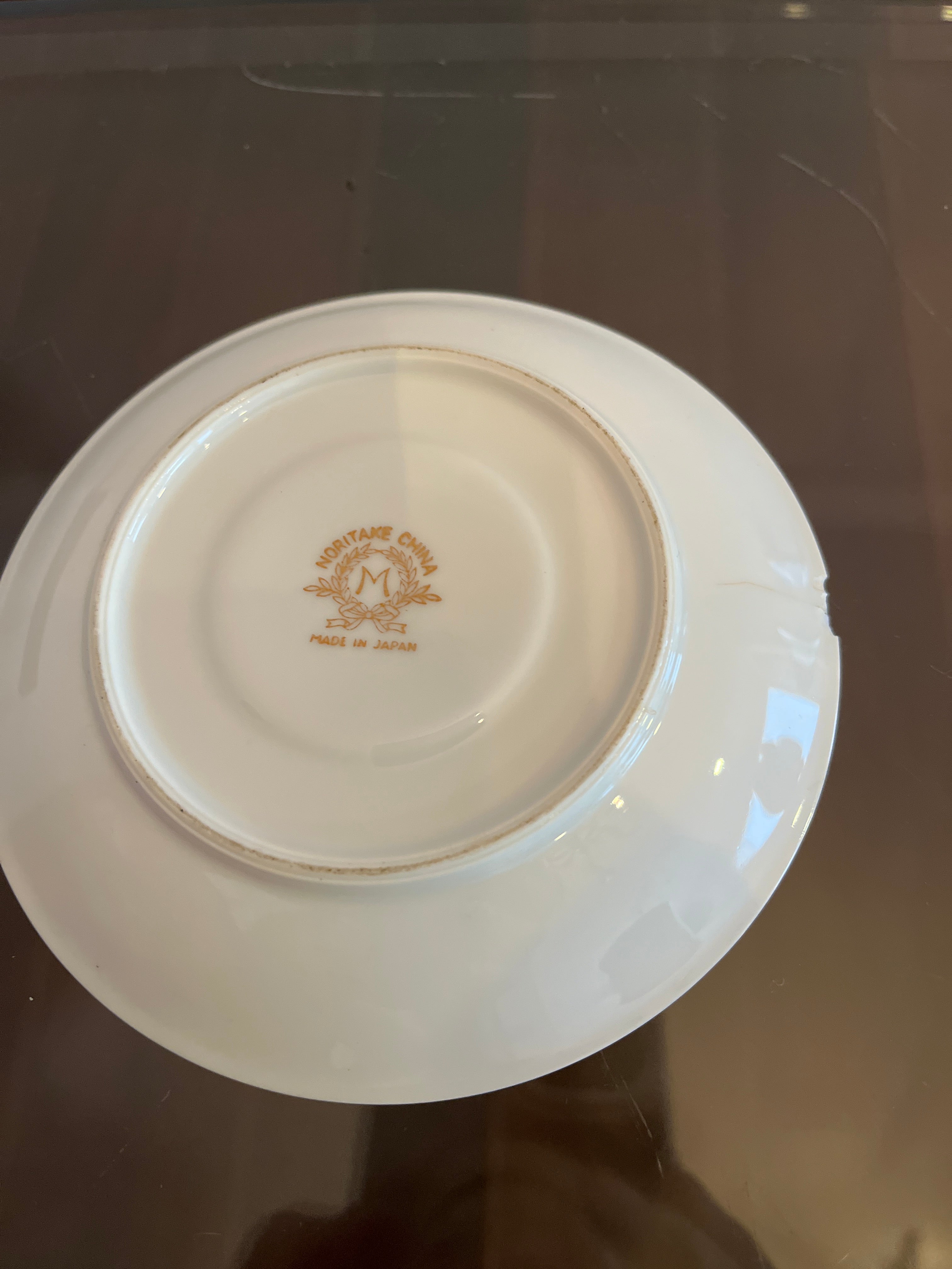 Xícara de café Noritake com detalhes florais em dourado 