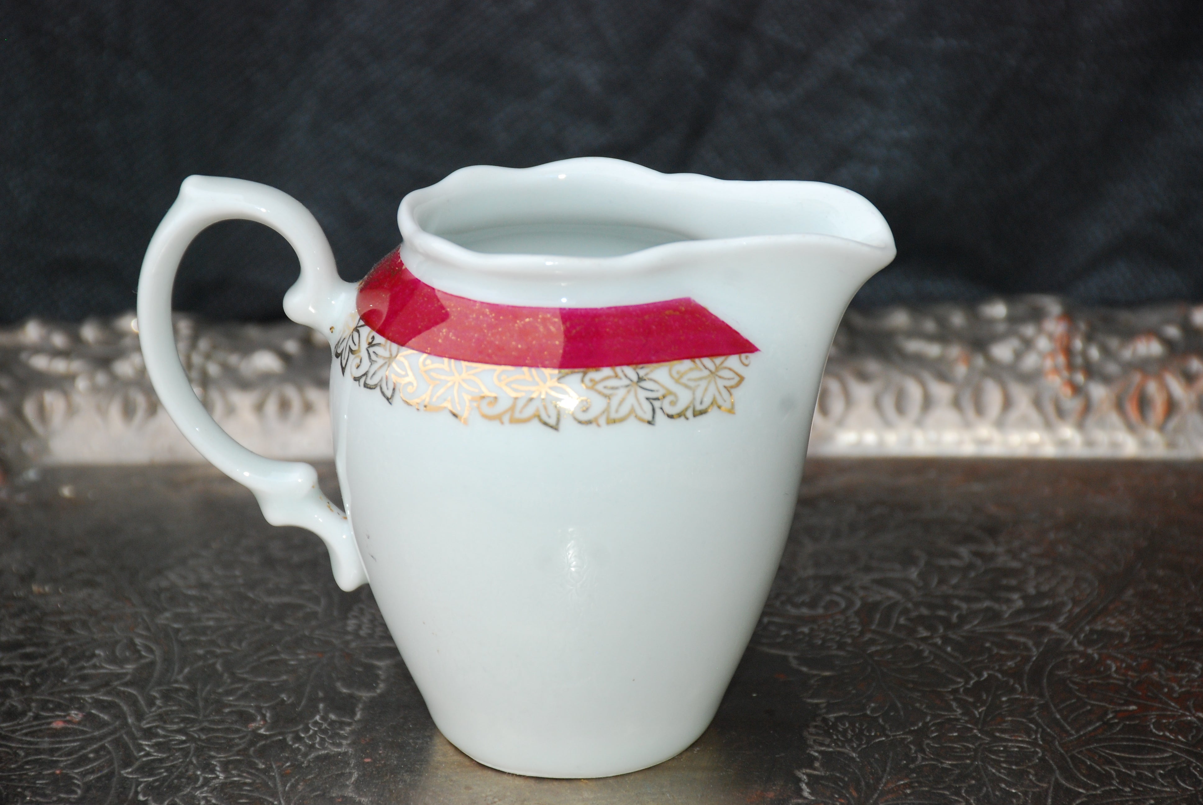 Conjunto de chá Porcelana Renner com detalhe em vermelho endoidada - anos 70 