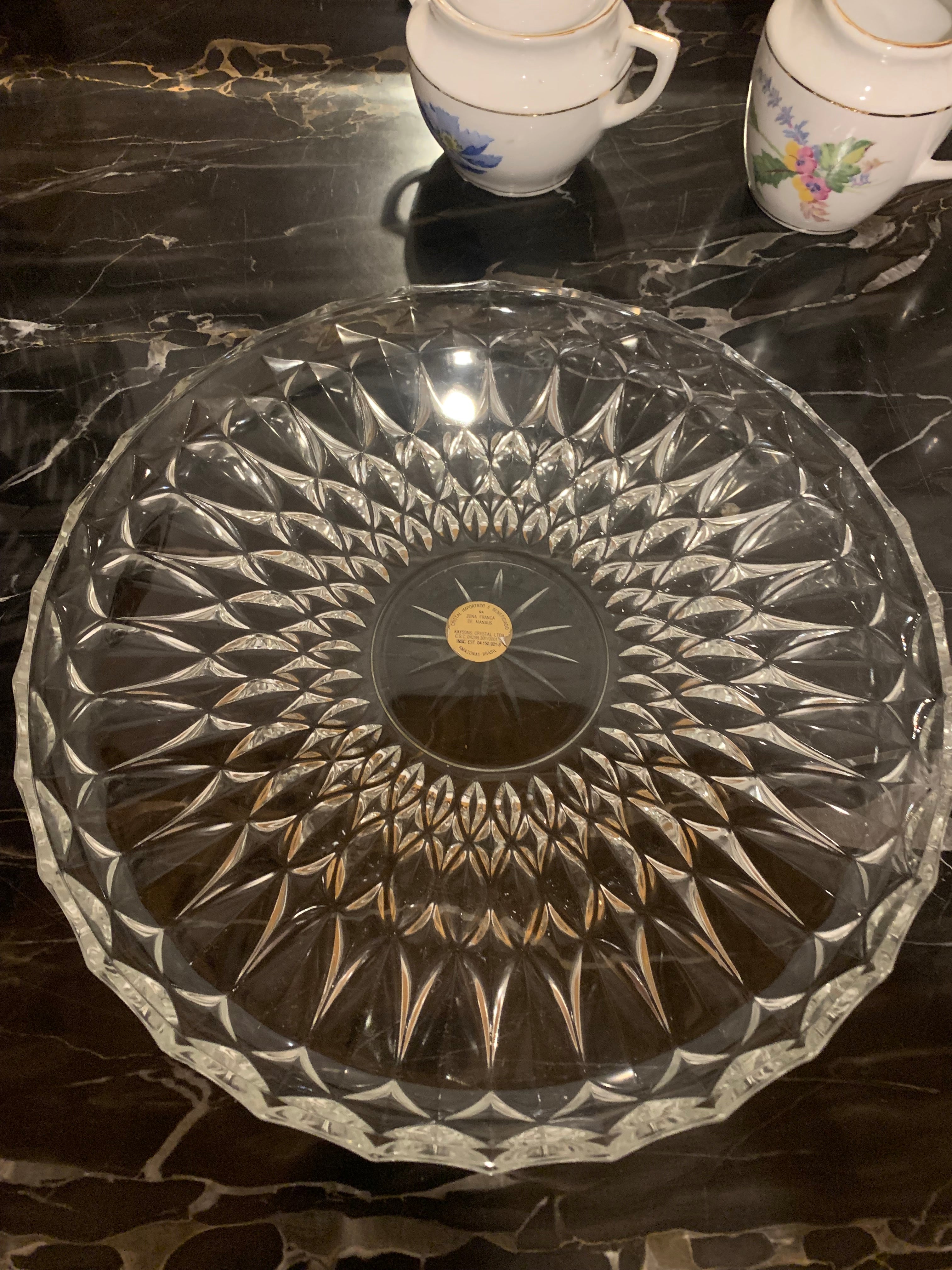 Lindíssimo prato redondo em cristal para bolos