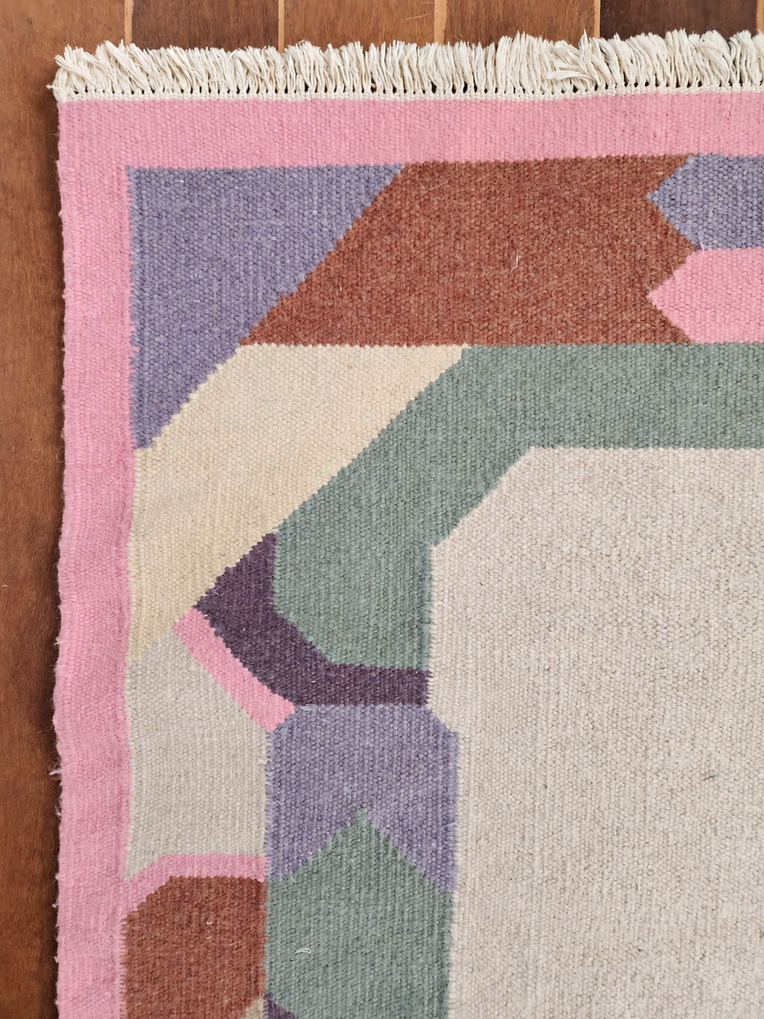 Tapete Kilim em tons pastéis de rosa, lilás, verde e marrom 