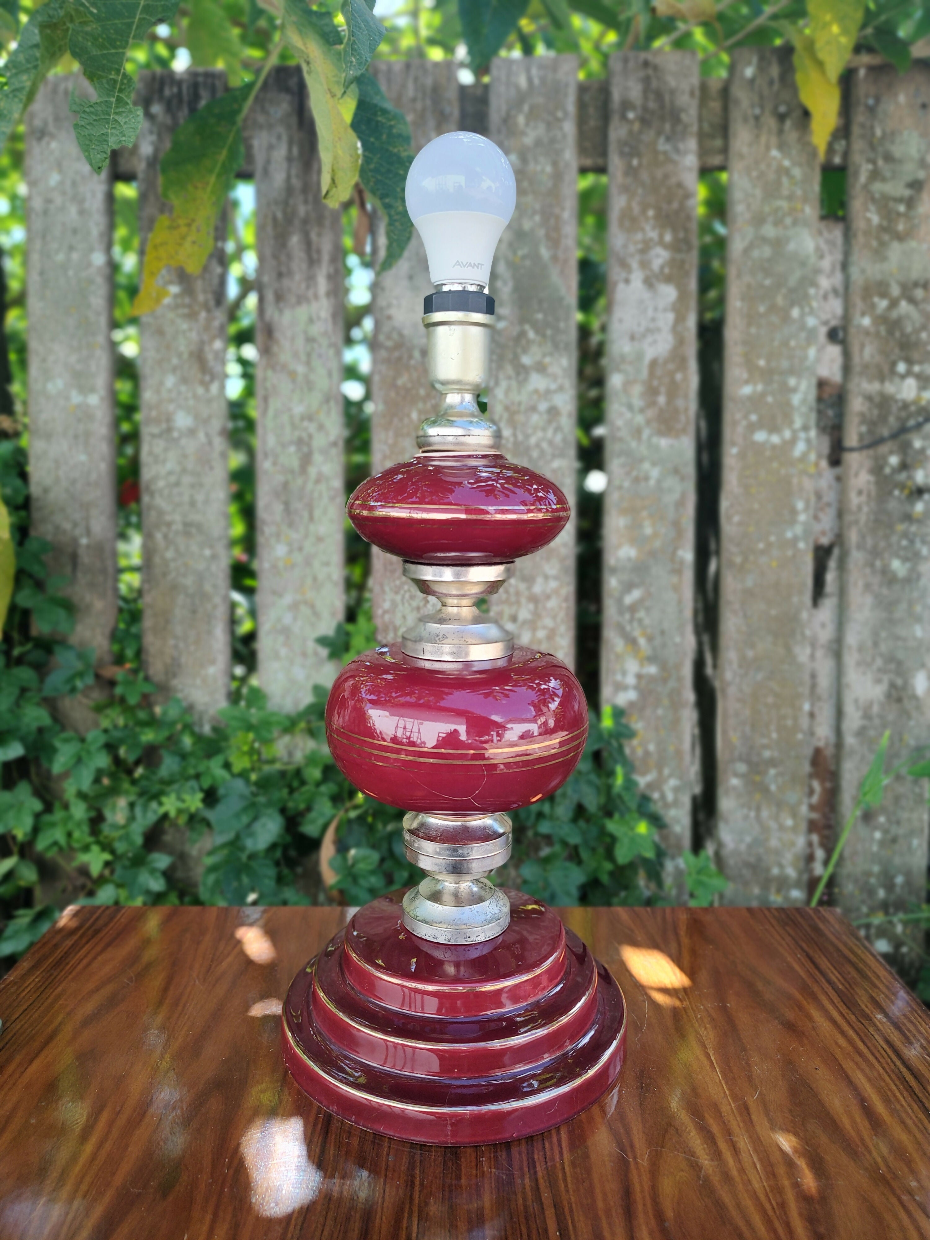 Antigo Abajur em porcelana cor de vinho com detalhes dourados