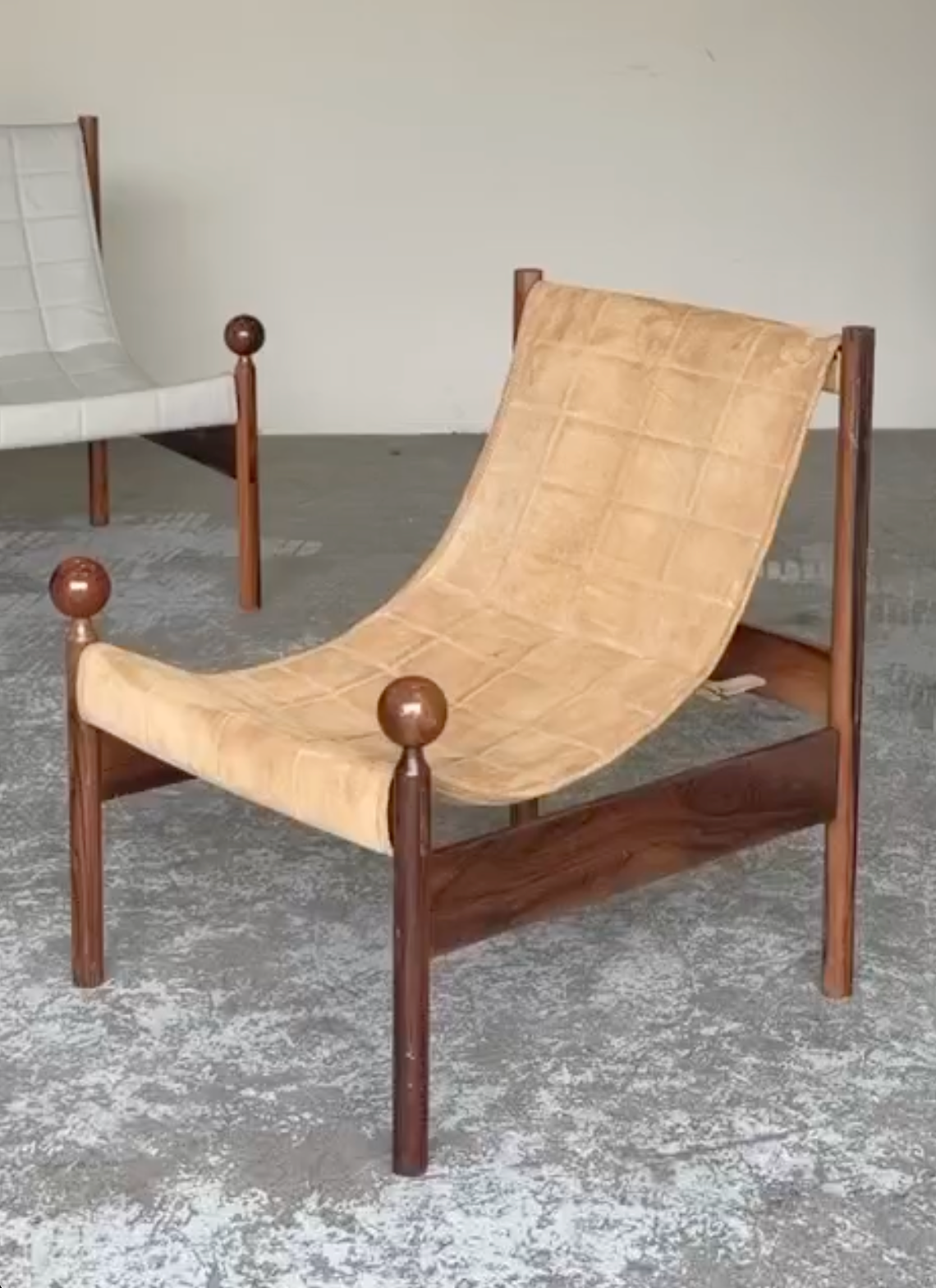 Par de poltronas Ouro Preto Zalszupin em couro (caramelo e branco) - valor unitário 