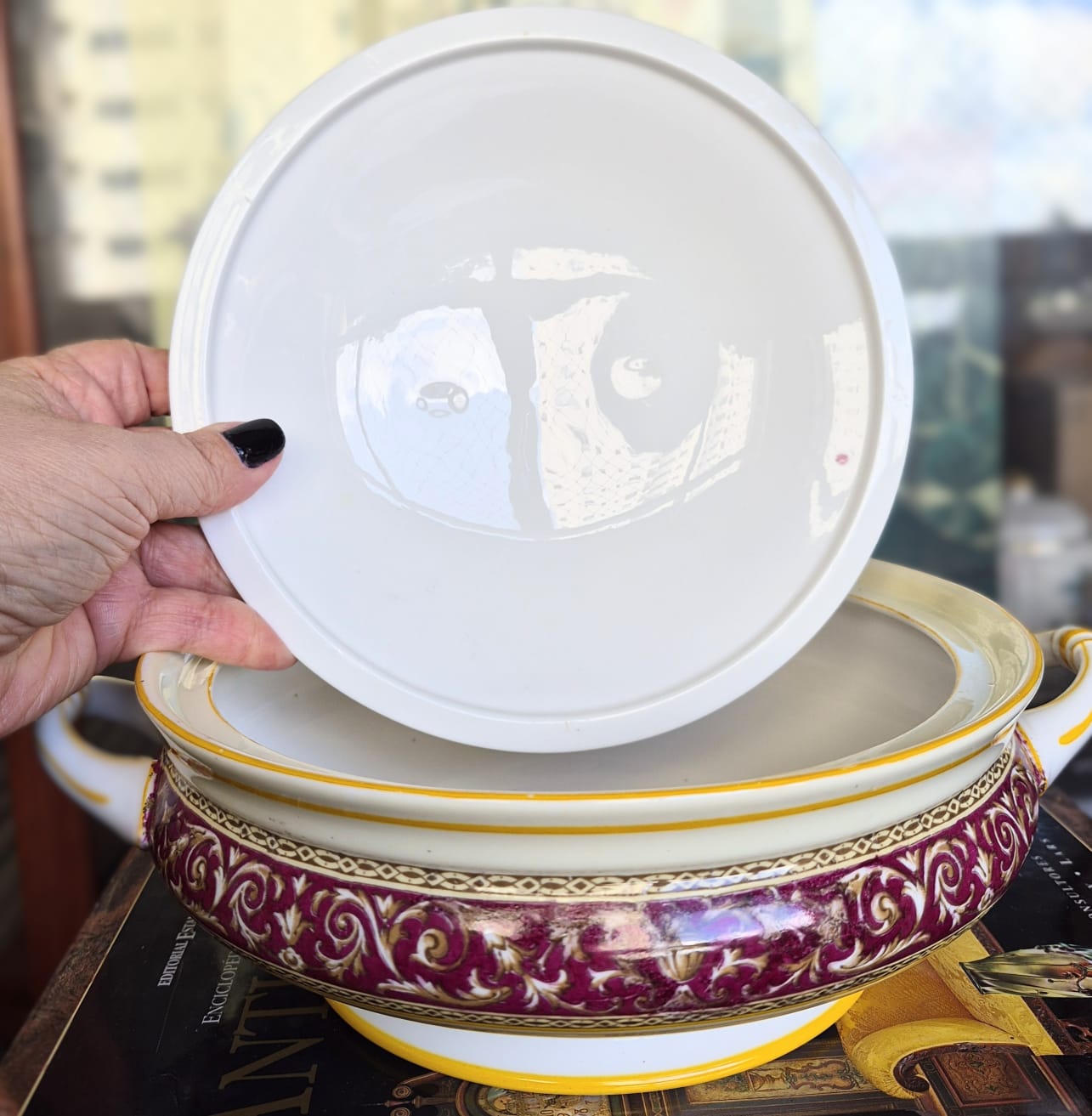 Terrina em porcelana fine bone China antiga,  anos 30, inglesa Paragon, modelo Corinthian Maroon (Gold Trim). Intacta,  como nova.