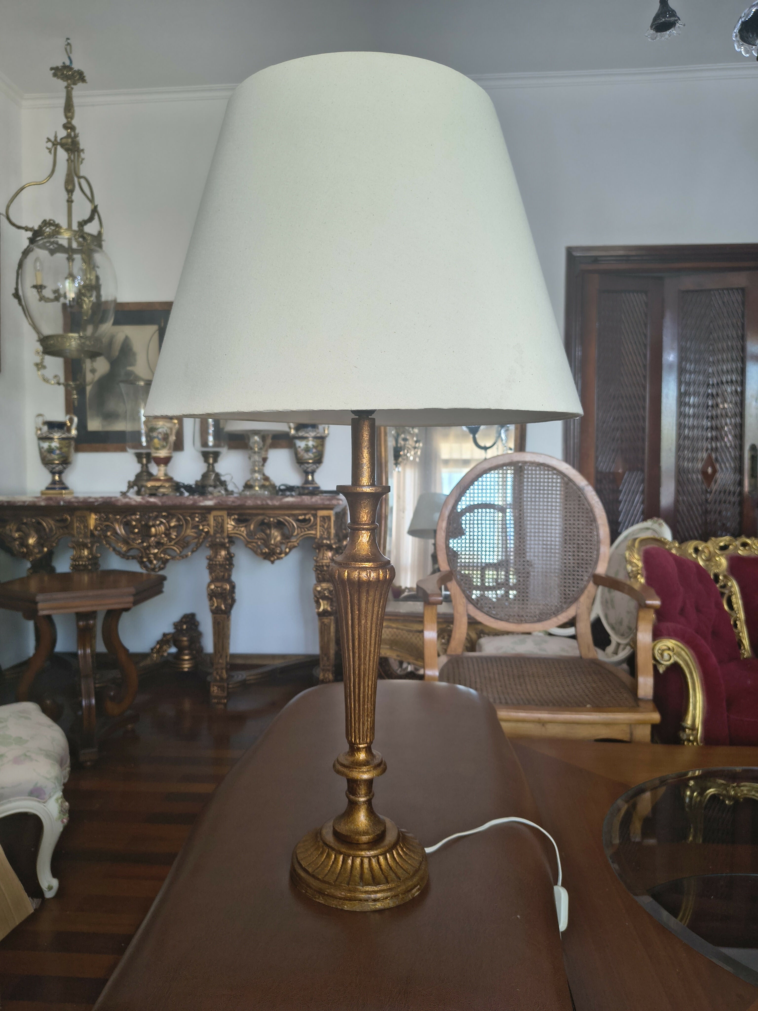 Abajur antigo em madeira dourada