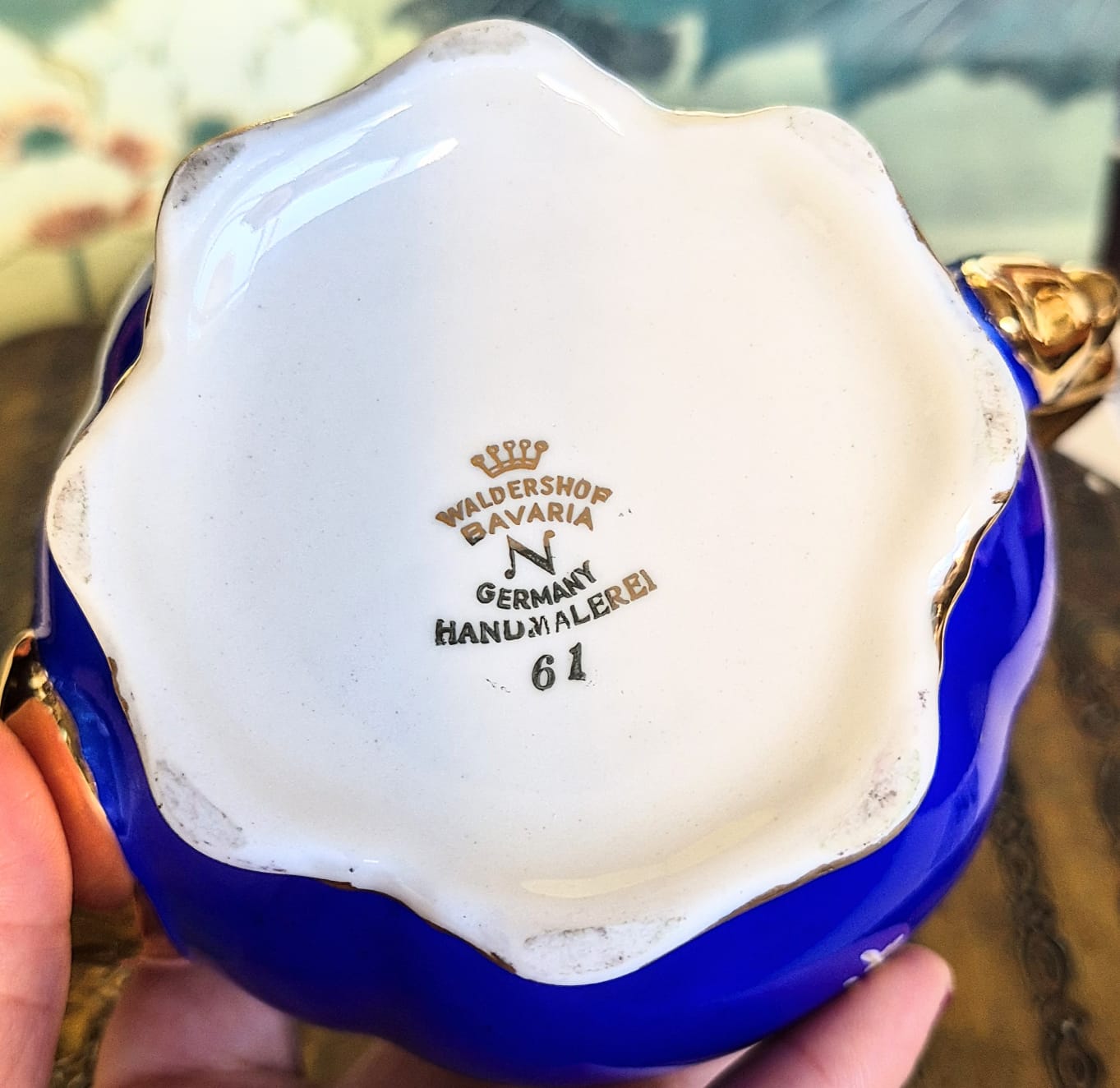 Bule em porcelana alemã da Bavária Franz Neukirchner, da década de 50 em estilo vitoriano,  com lindo floral,  acabamentos em azul cobalto e ouro. Todos feito à mão.