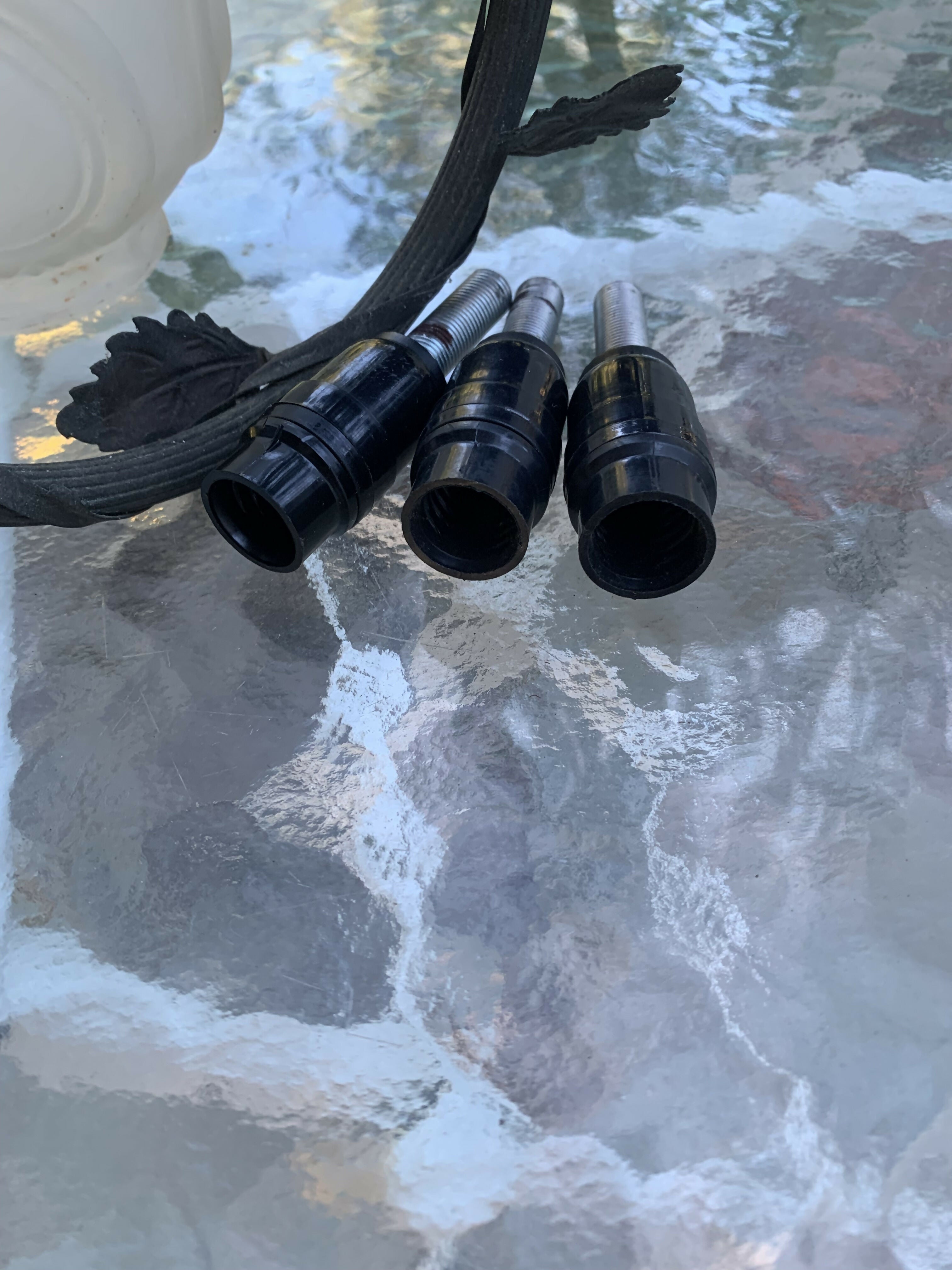 Lustre antigo em ferro com cúpulas de vidro fosco