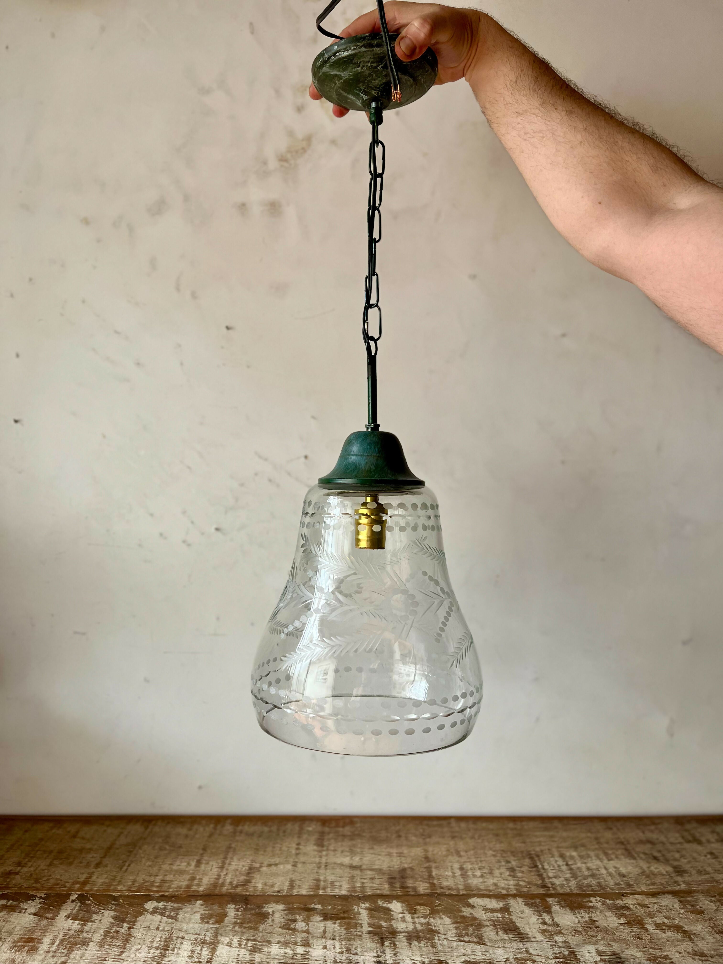 Luminária suspensa com vidro lapidado