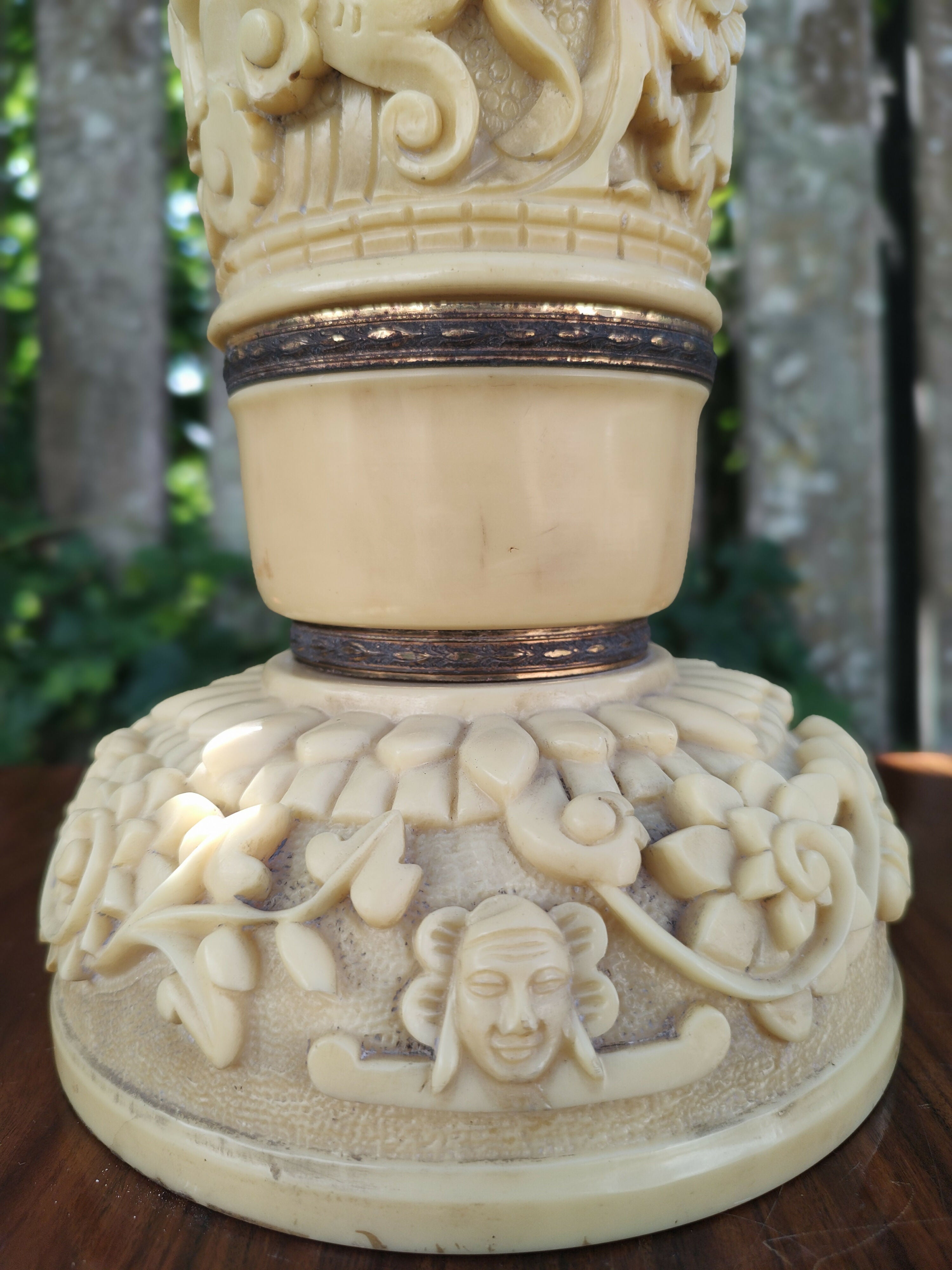 Antigo Abajur em Resina cor Marfim com entalhes de cenas religiosas com Buddha