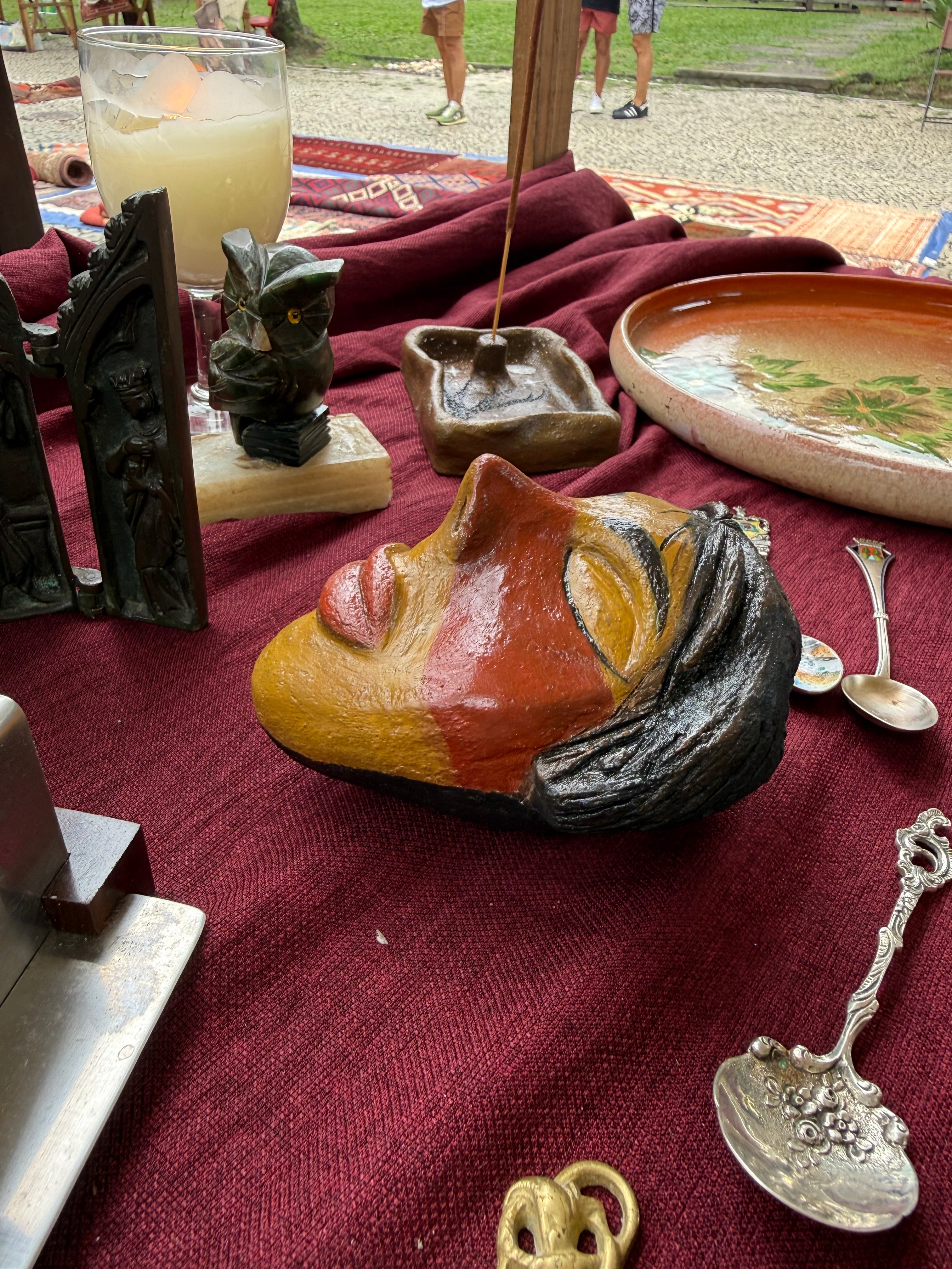 Máscara em argila policromada, trabalho artesanal, arte popular