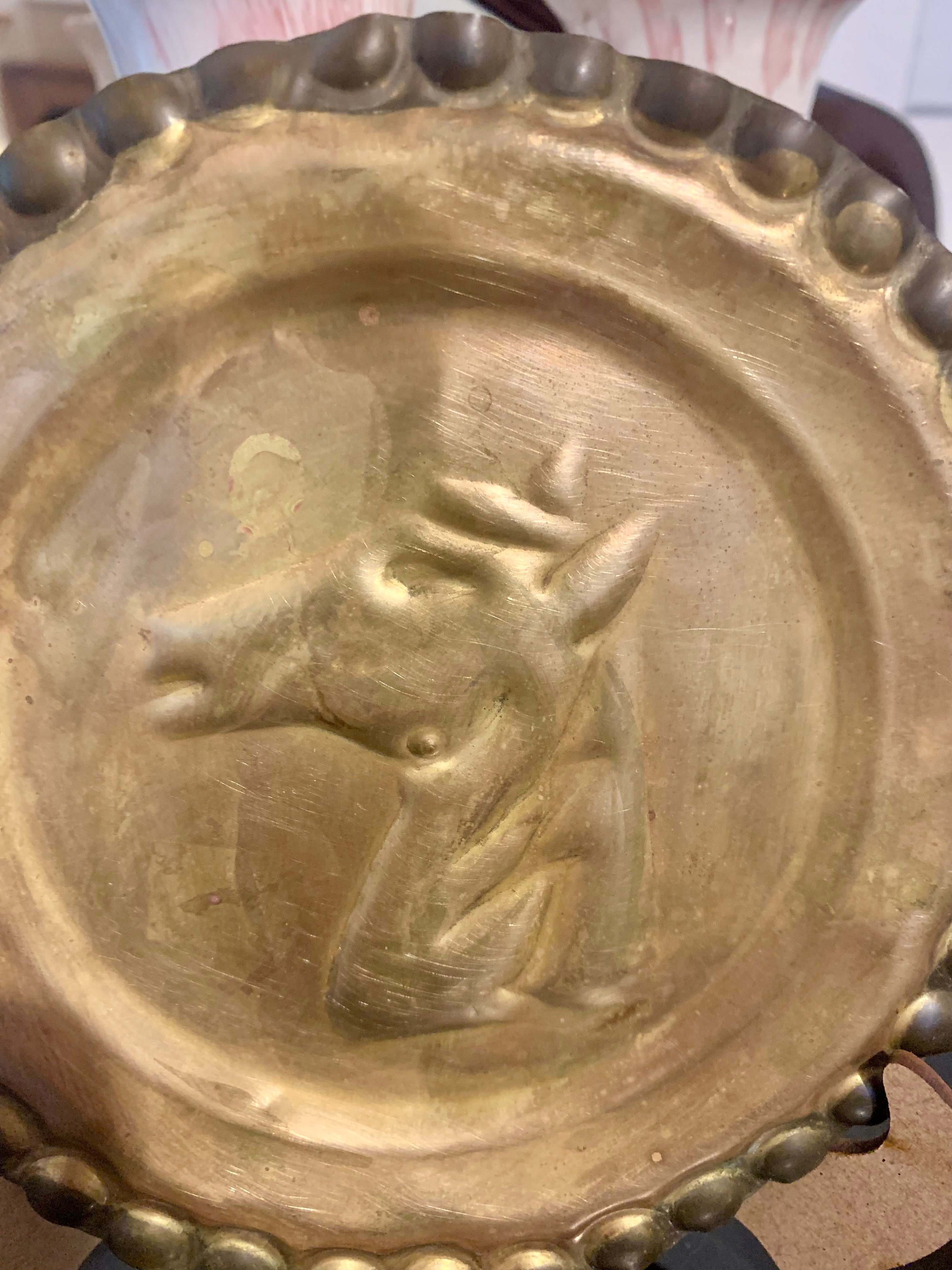 Bela placa ou prato decorativo com cabeça de cavalo