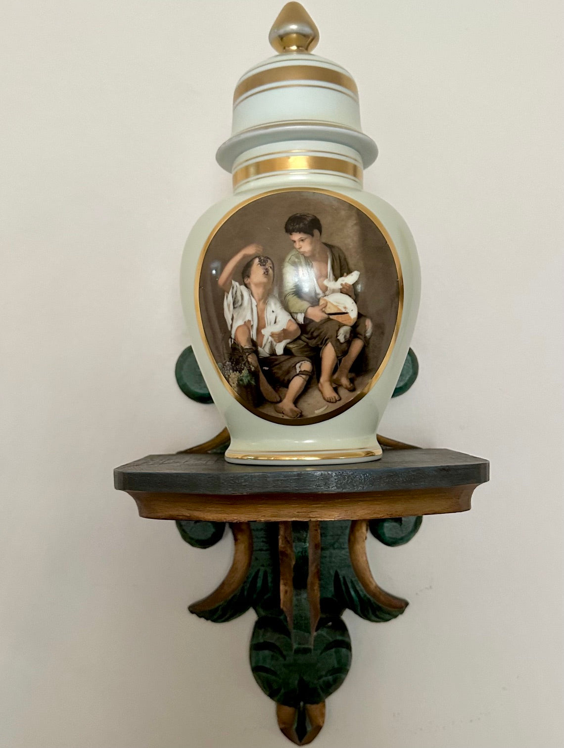 Peanha anos 70s,estilo barroca em madeira com detalhes em pintura verde e ouro, linda!