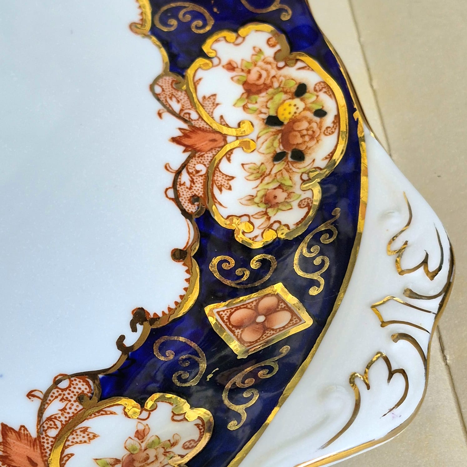  Prato para servir bolo ou doces em porcelana inglesa Fine Bone China Royal Albert,  padrão Heirloom.