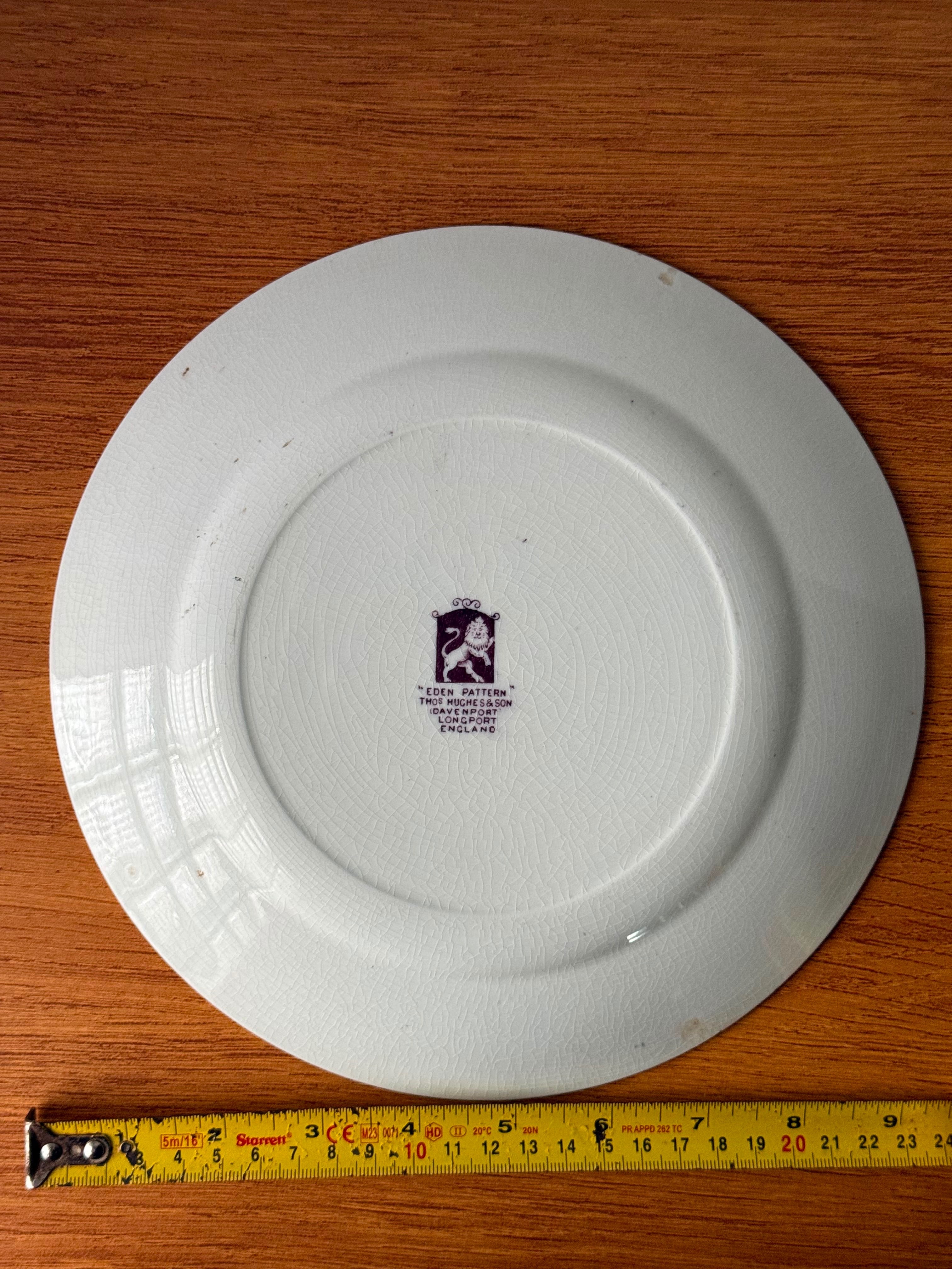 louça inglesa produzida em Staffordshire com ilustração em roxo 