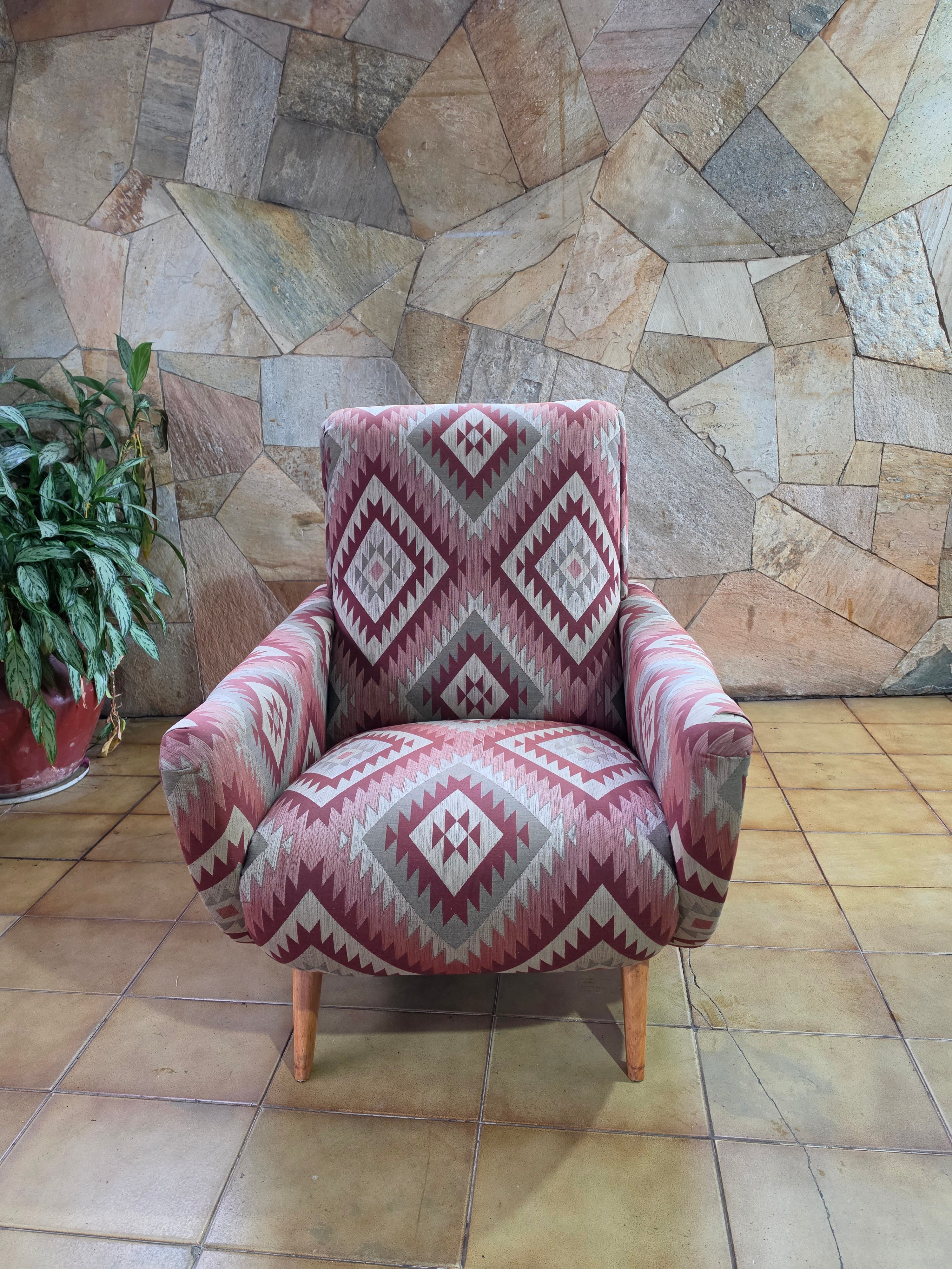 Autêntica poltrona Bouclé da década de 1960, mantendo seu tecido original com padrões geométricos