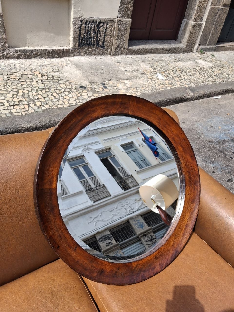 ESPELHO BISOTADO REDONDO | MOLDURA EM JACARANDÁ