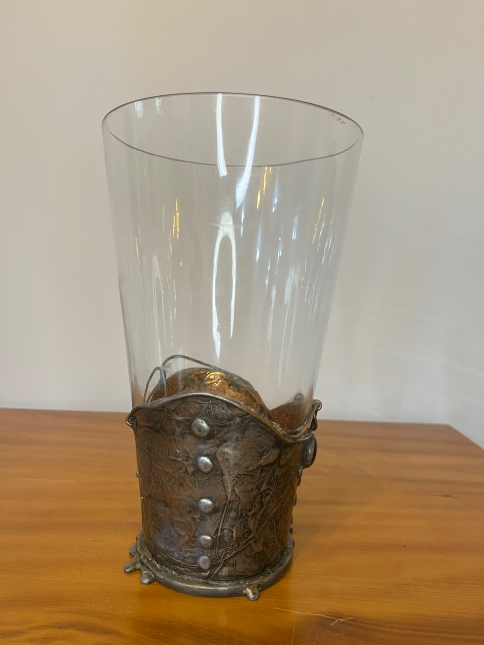 Vaso Decorativo em Vidro com Base Artesanal em Metal e pedras 