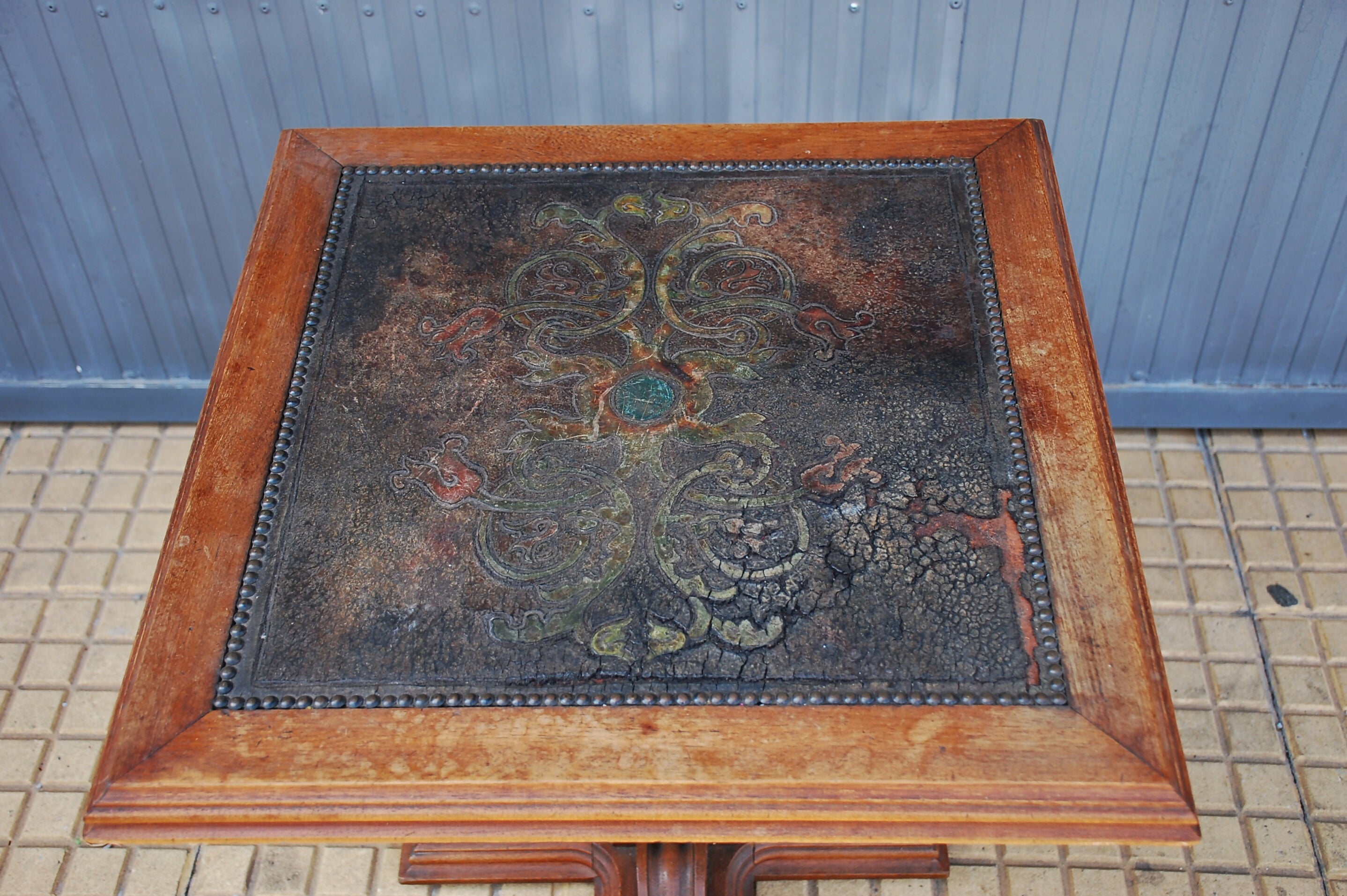 Mesa de centro entalhada a mão com tampo couro - anos 70