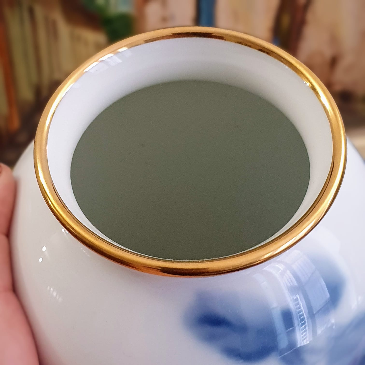  Vaso em porcelana branquíssima vitrificada japonesa OAC Okura.  Borda com filetação à ouro, em excelente estado!