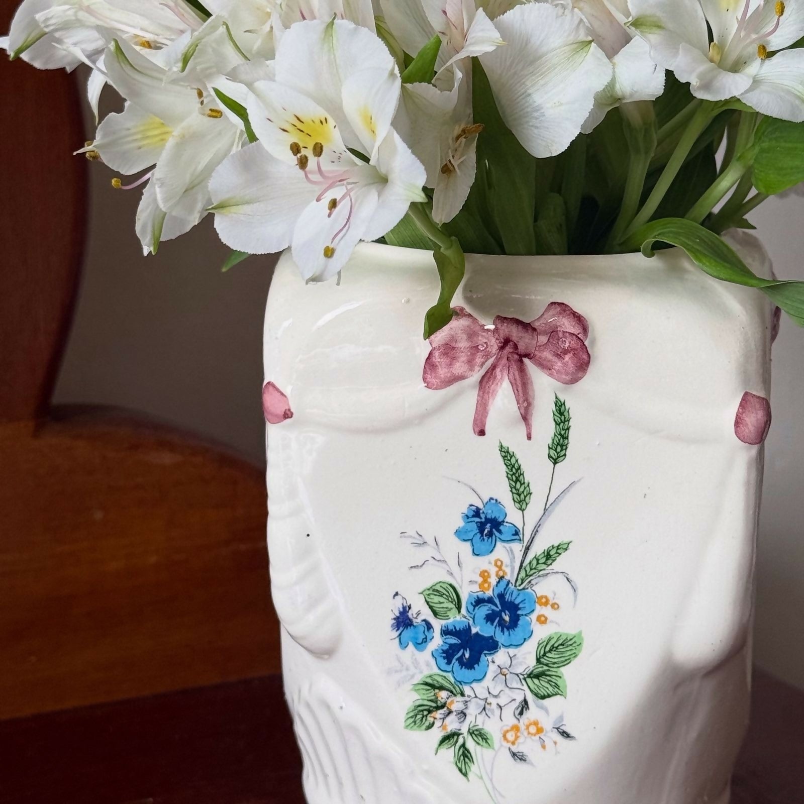 Vaso em Cerâmica Pintado à mão com Flores e Laços