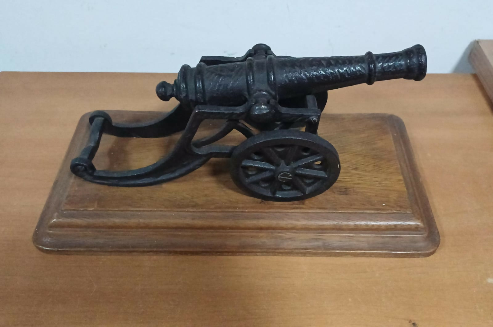 Canhão decorativo em Ferro Fundido em Base de Madeira