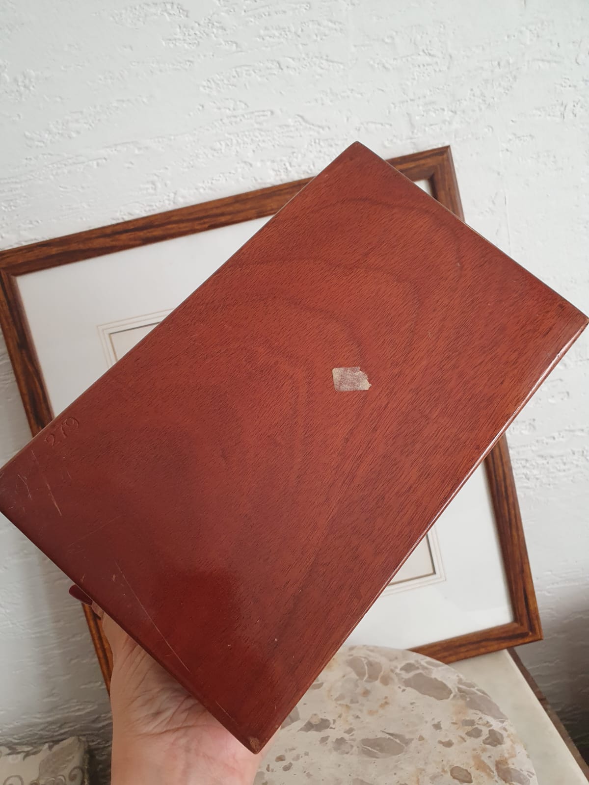 Porta envelopes e cartas em madeira nobre (provavelmente mogno) envernizada. Peça inglesa,  de meados do séc XX
