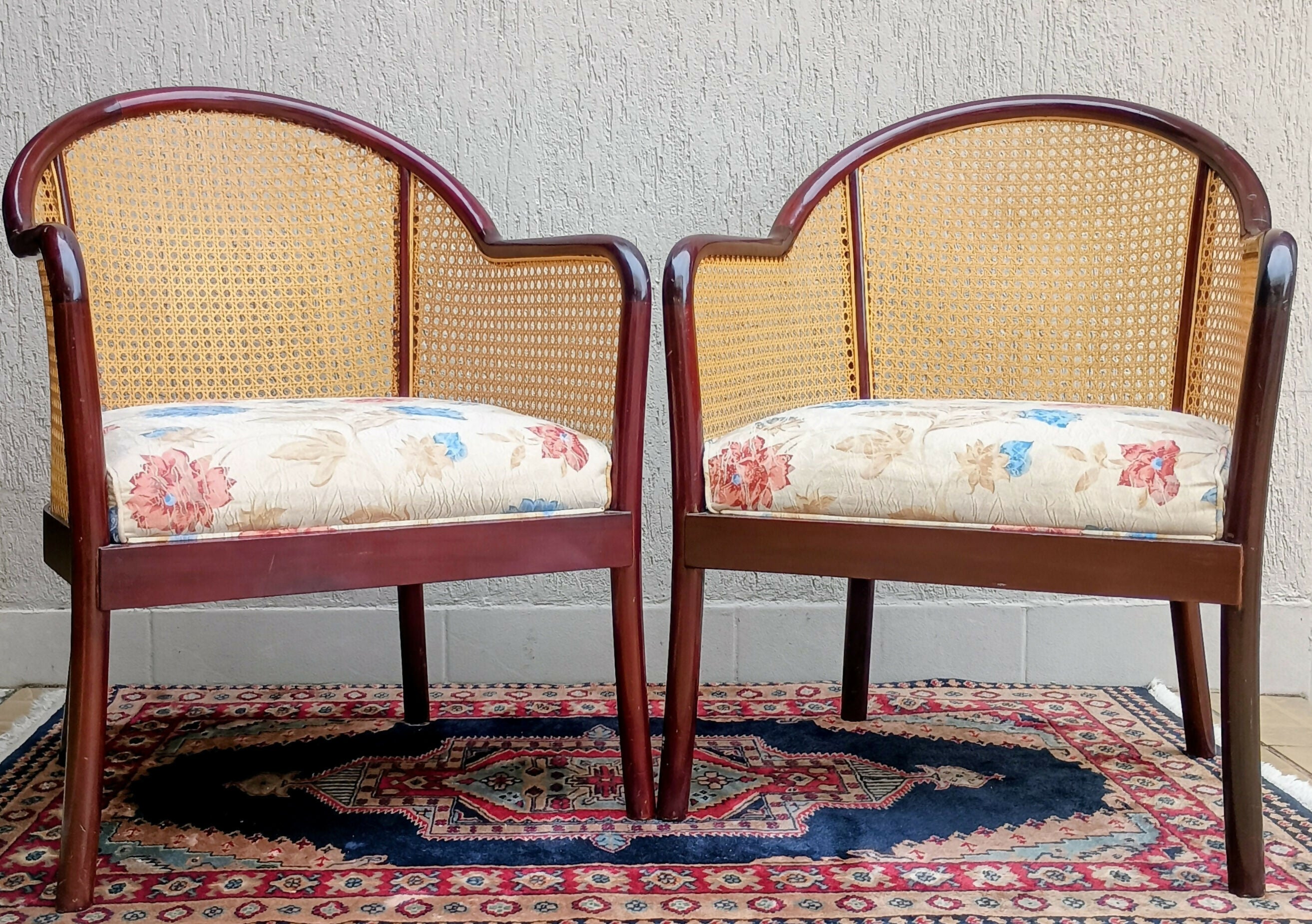 PAR DE CADEIRAS / POLTRONAS EM MADEIRA COM PALHA INDIANA – ANOS 60/70