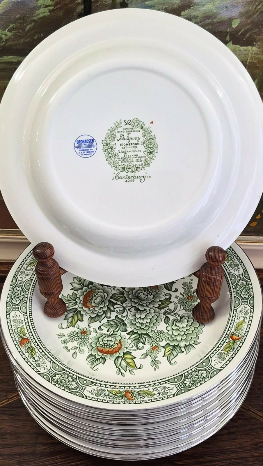 Maravilhoso conjunto de pratos em ironstone inglês Ridgway, modelo Canterbury 4269, com selo Drohaoser, anos 60.