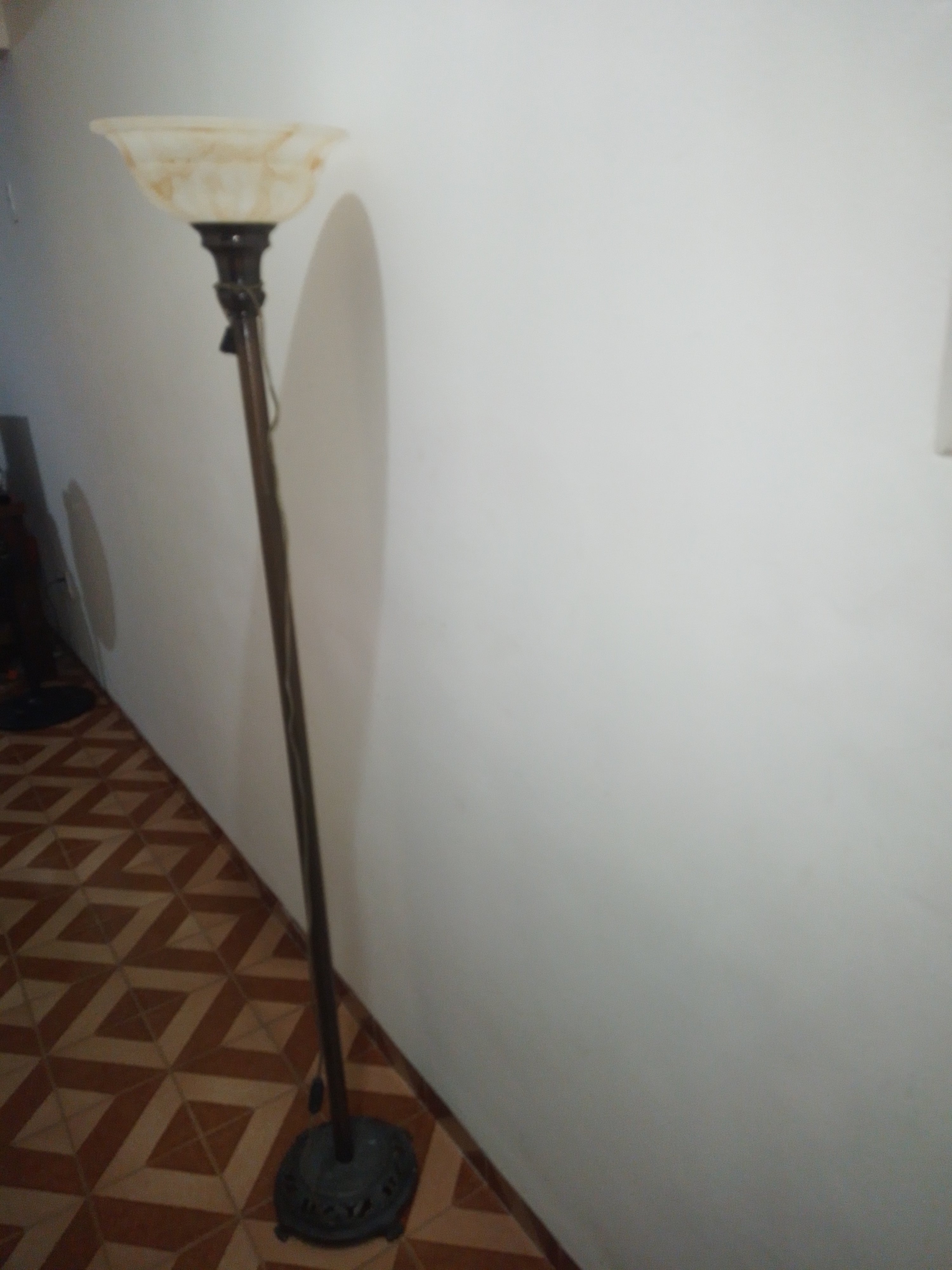 Luminária de chão vintage em metal e cúpula imitando mármore 