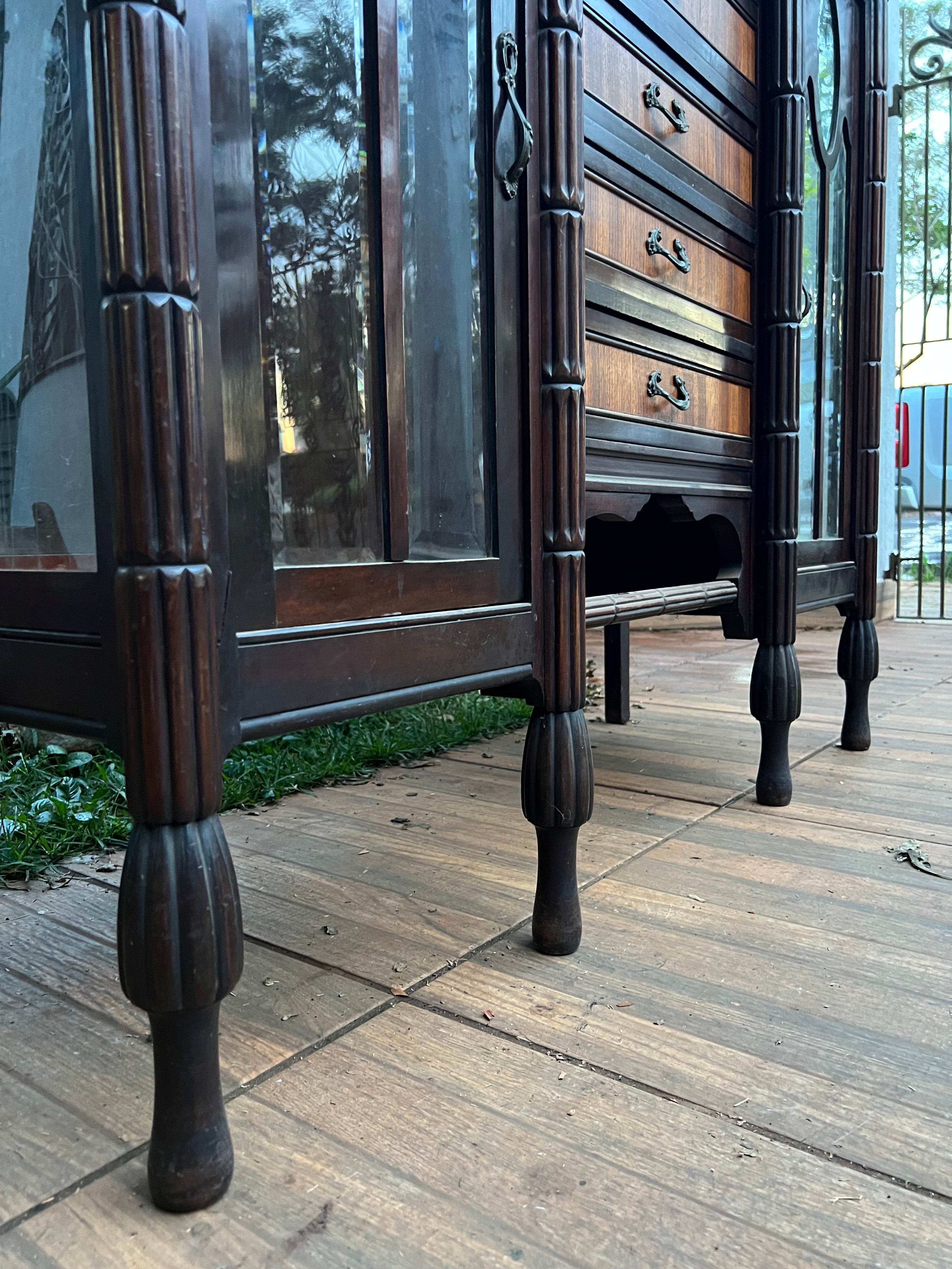 Cristaleira Art Deco com Mármore francês com vidros bisotados 