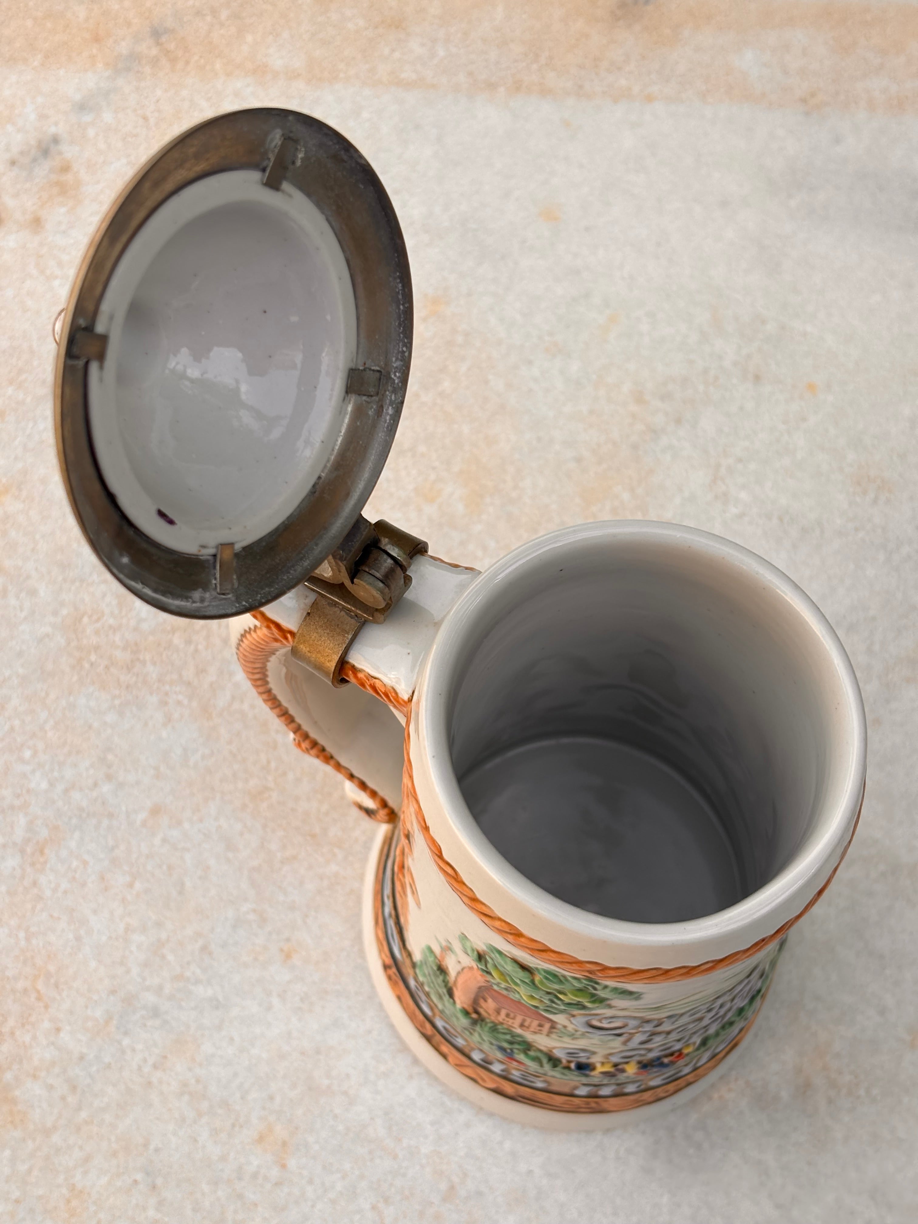 Antiga Caneca Chopp Ceramarte - "Quem Bebe E Canta Seus Males Espanta" Com Tampa Década Anos 1970