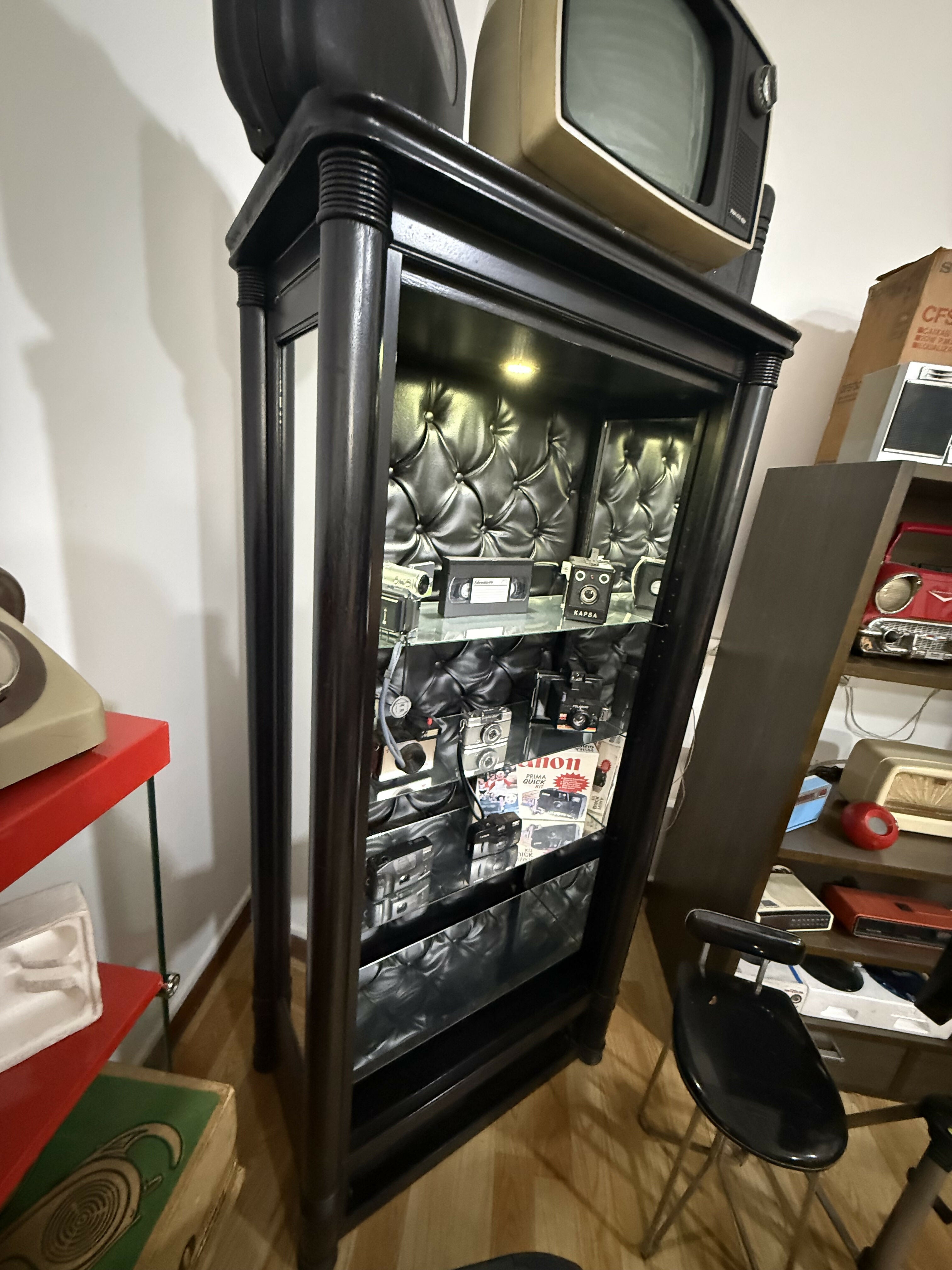 Móvel Antigo em Madeira Maciça – Customizado | Vitrine Iluminada de Destaque