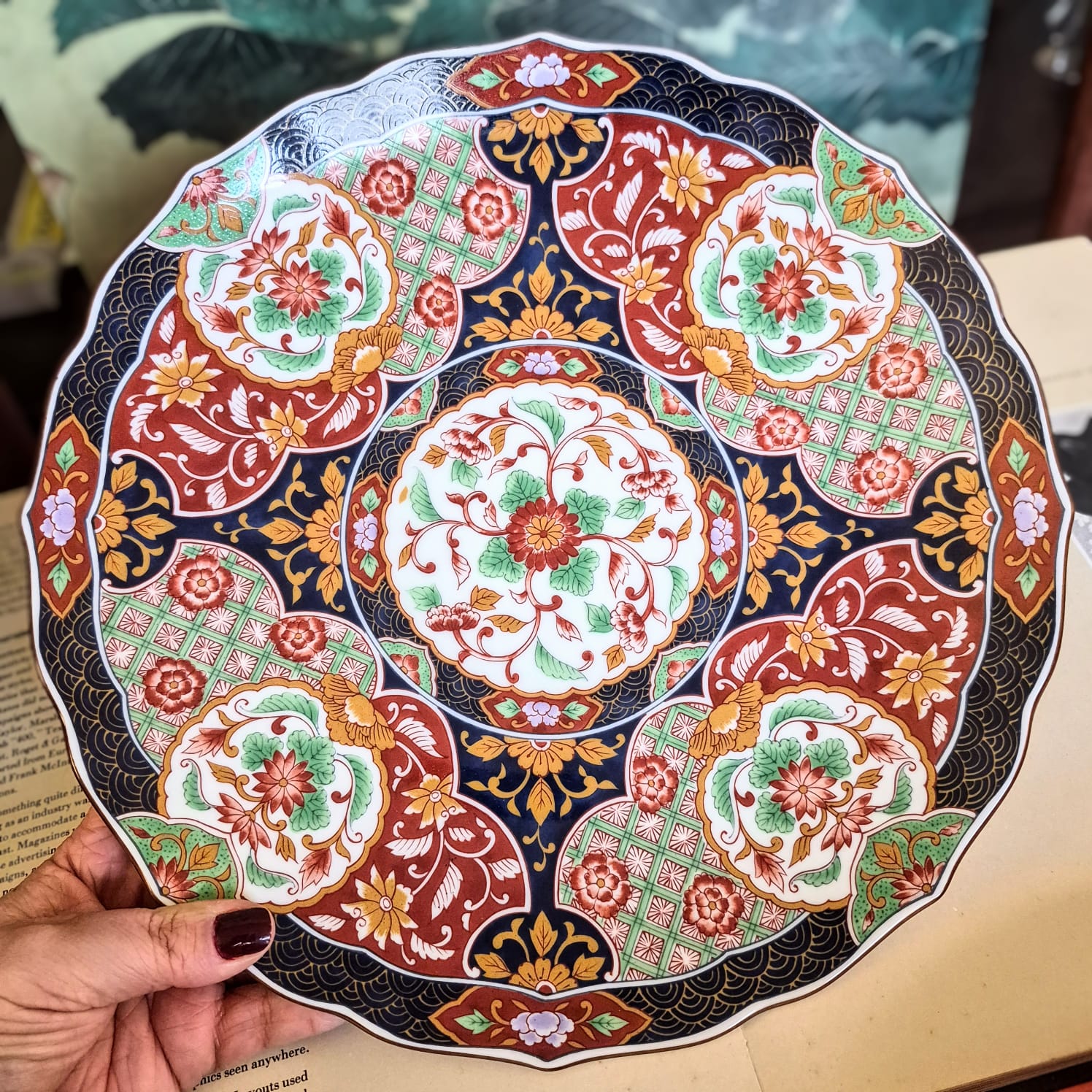 Prato decorativo maravilhoso em porcelana japonesa Arita Imari, com as tradicionais cores: azul cobalto,  dourado e rouge de fer, aqui, com acréscimo de verde, que deixou a peça espetacular!