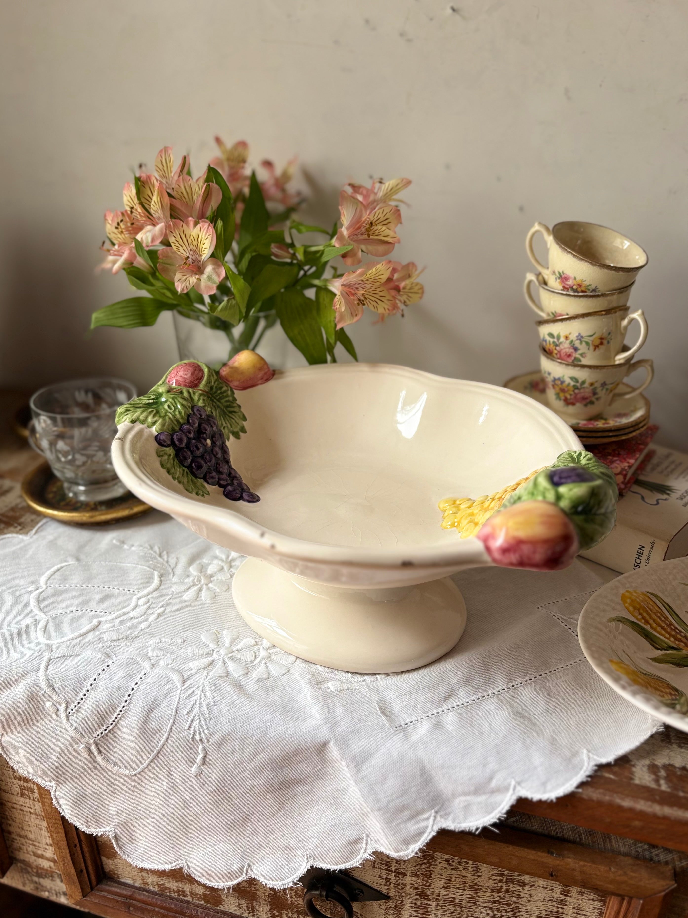 Fruteira com pé em cerâmica decorada com frutas