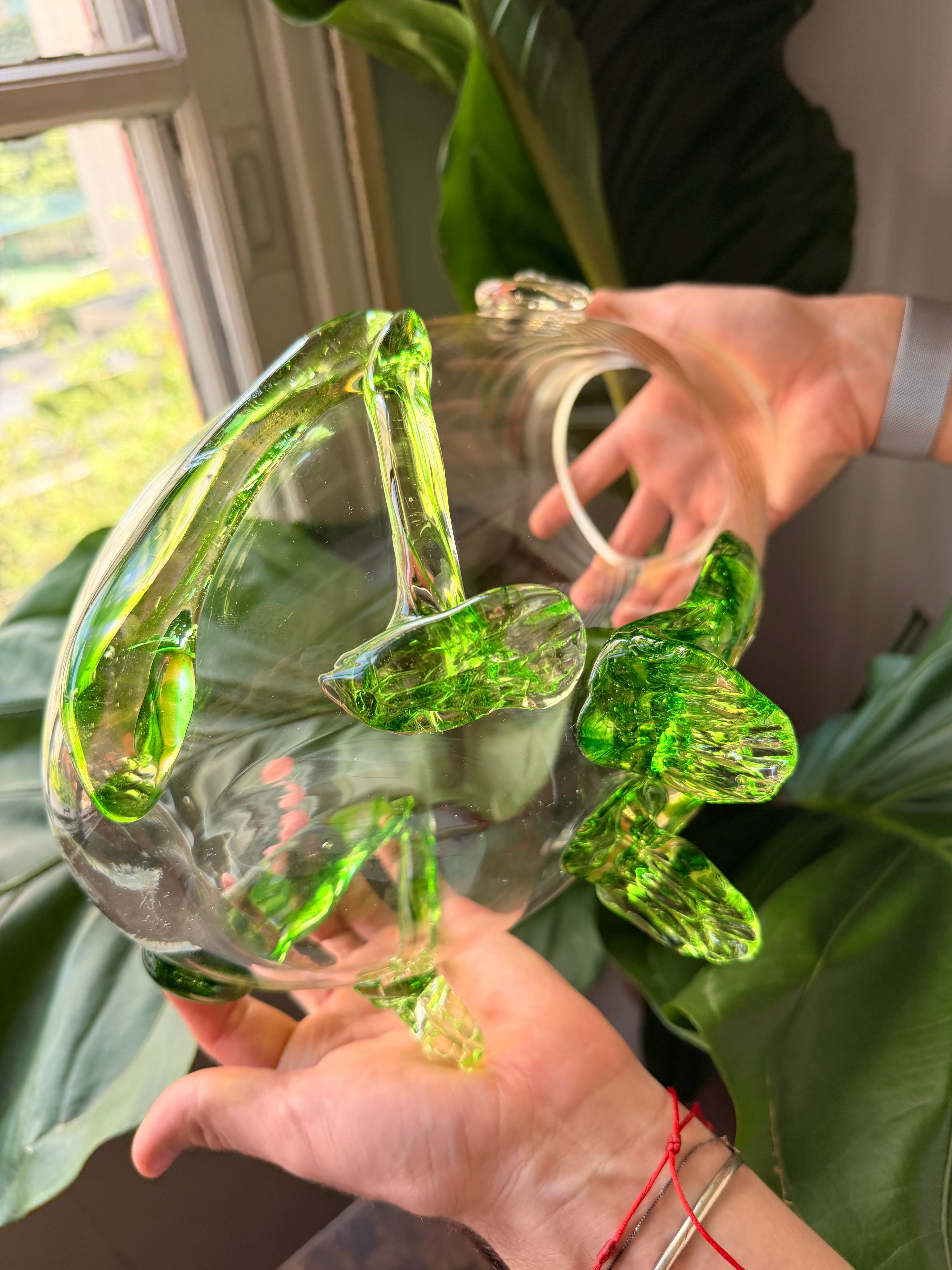 Champanheira vintage da Blenko Glass Company, em vidro artístico soprado, com design escultural representando um sapo e detalhes em verde