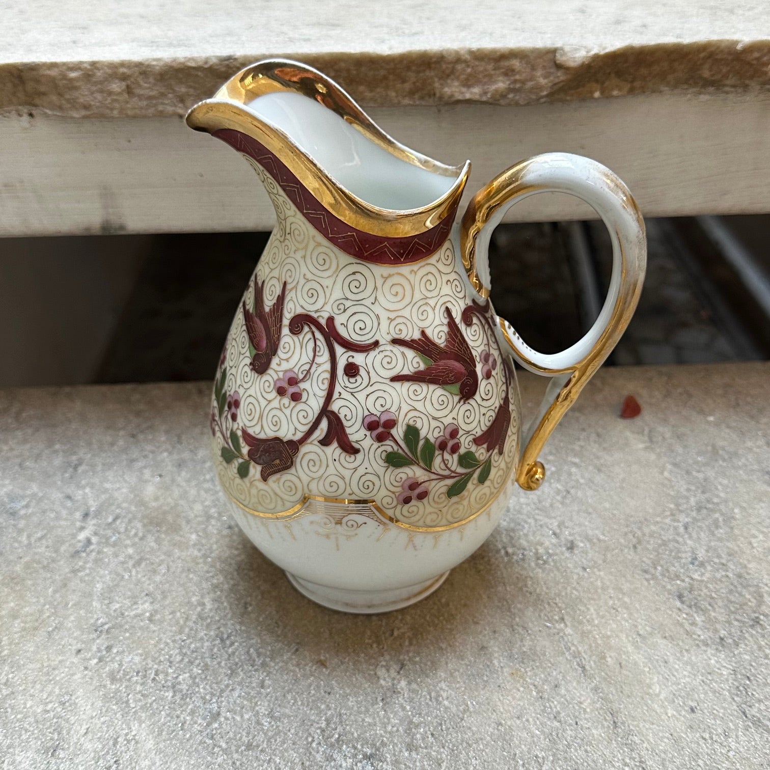 Rarissimo Conjunto com 3 peças em Porcelana Vintage anos 50 com detalhes dourados (Fruteira, Tigela e Leiteira)                                                                                                