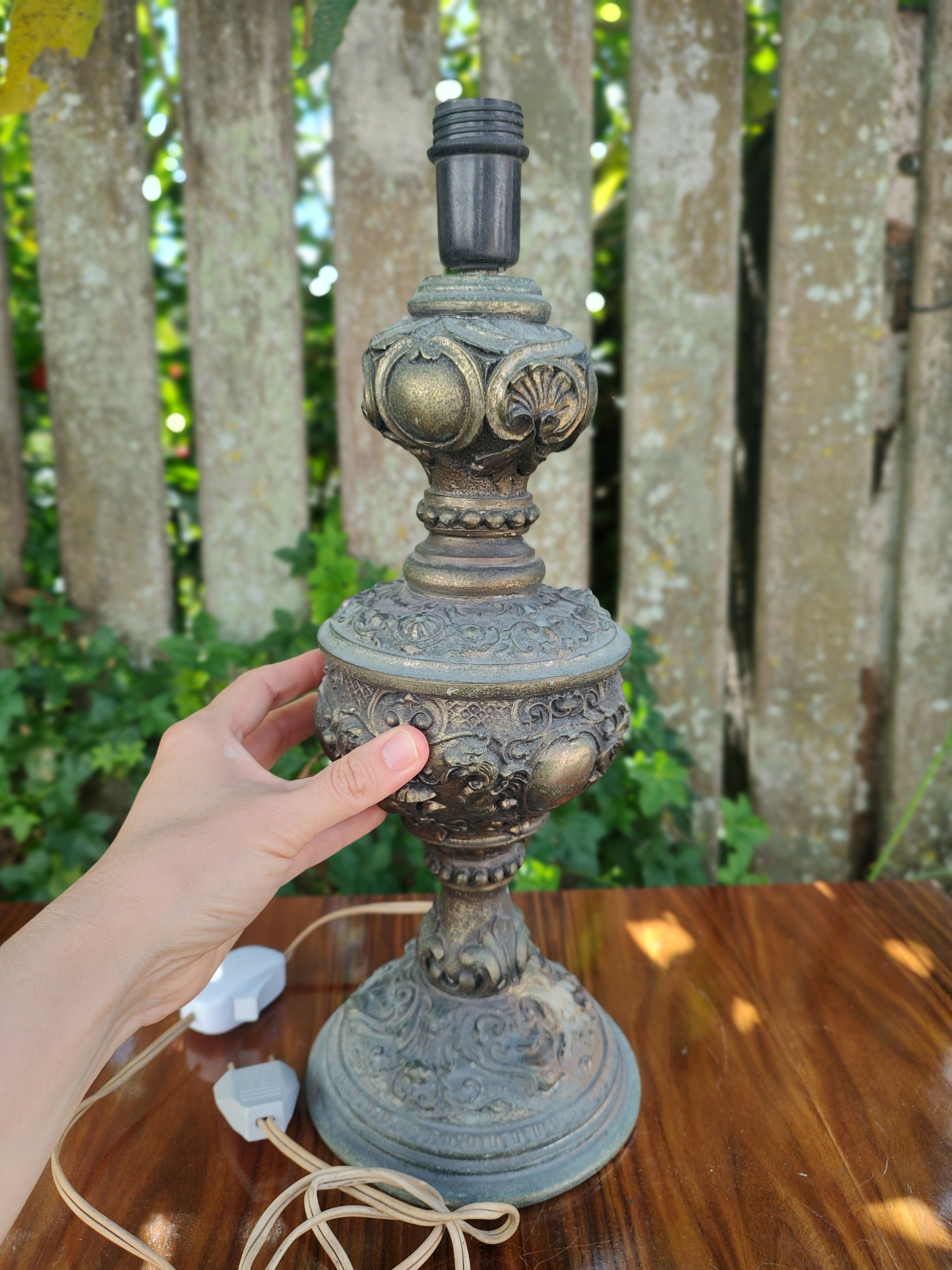 Antigo Abajur em resina adornada com acabamento metalizado - anos 80