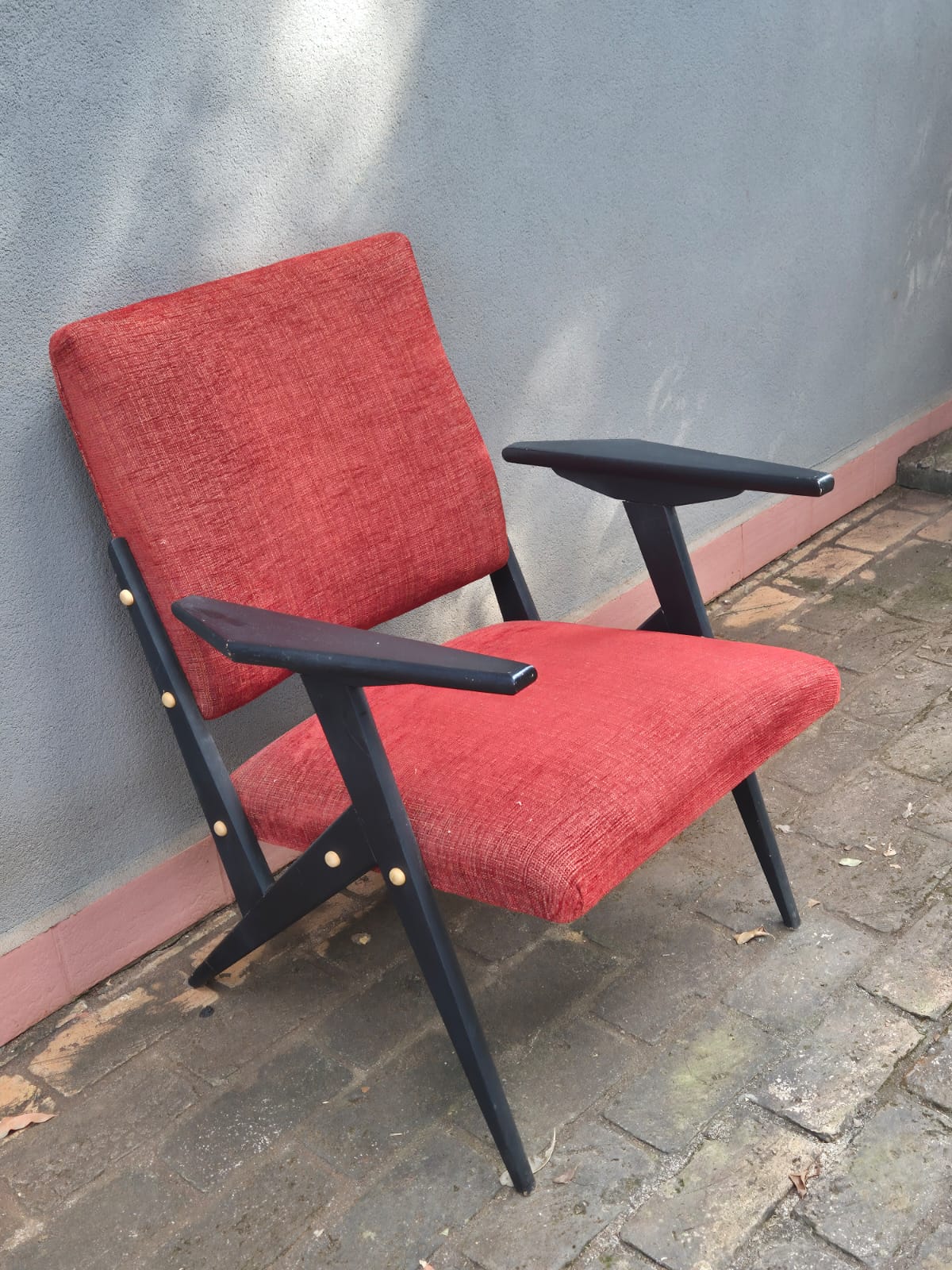 Trio de Poltronas Kid Zanine Caldas com estofado avermelhado 