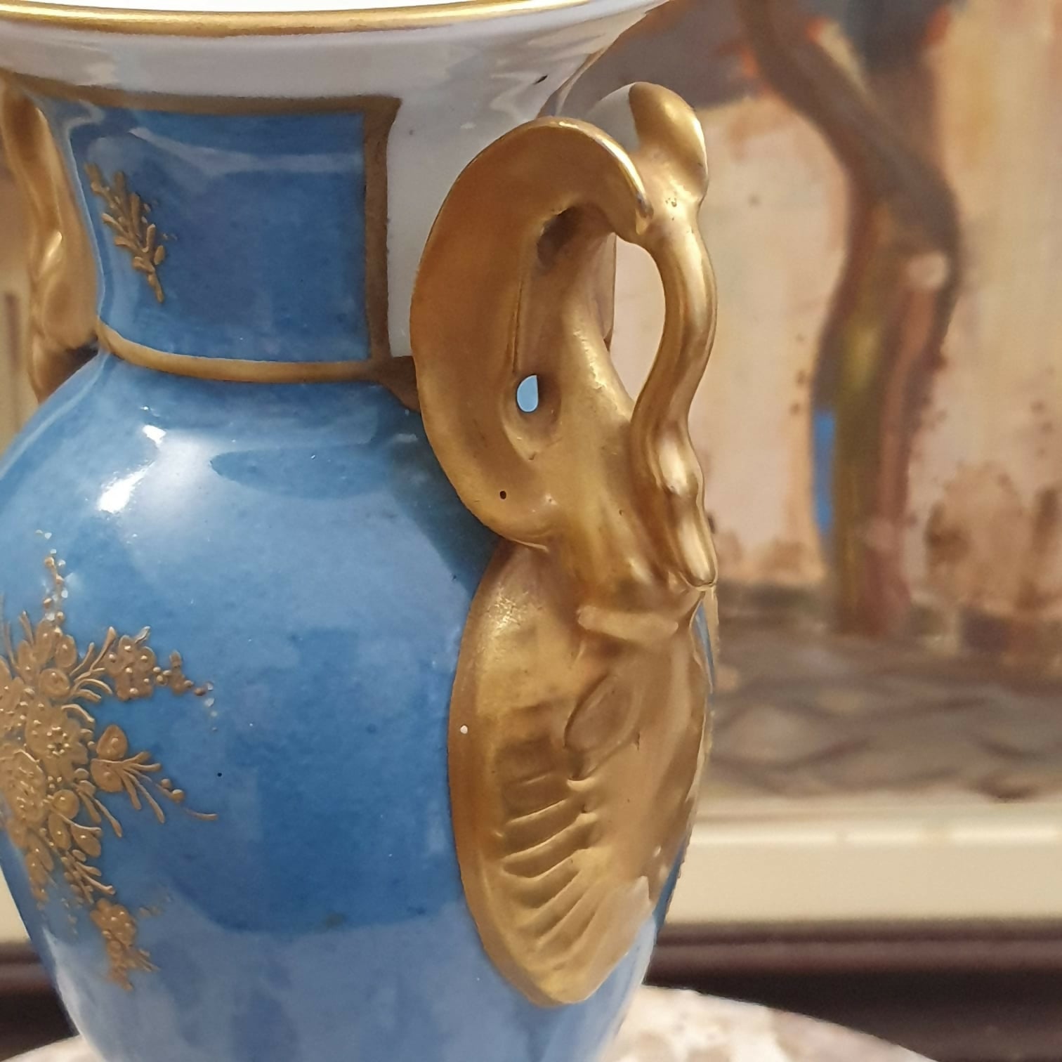 Maravilhosa ânfora em porcelana francesa Limoges antiga, final do século XIX, Belle Epóque, com pintura floral e dourações inteiras feitas à mão. Impecável!