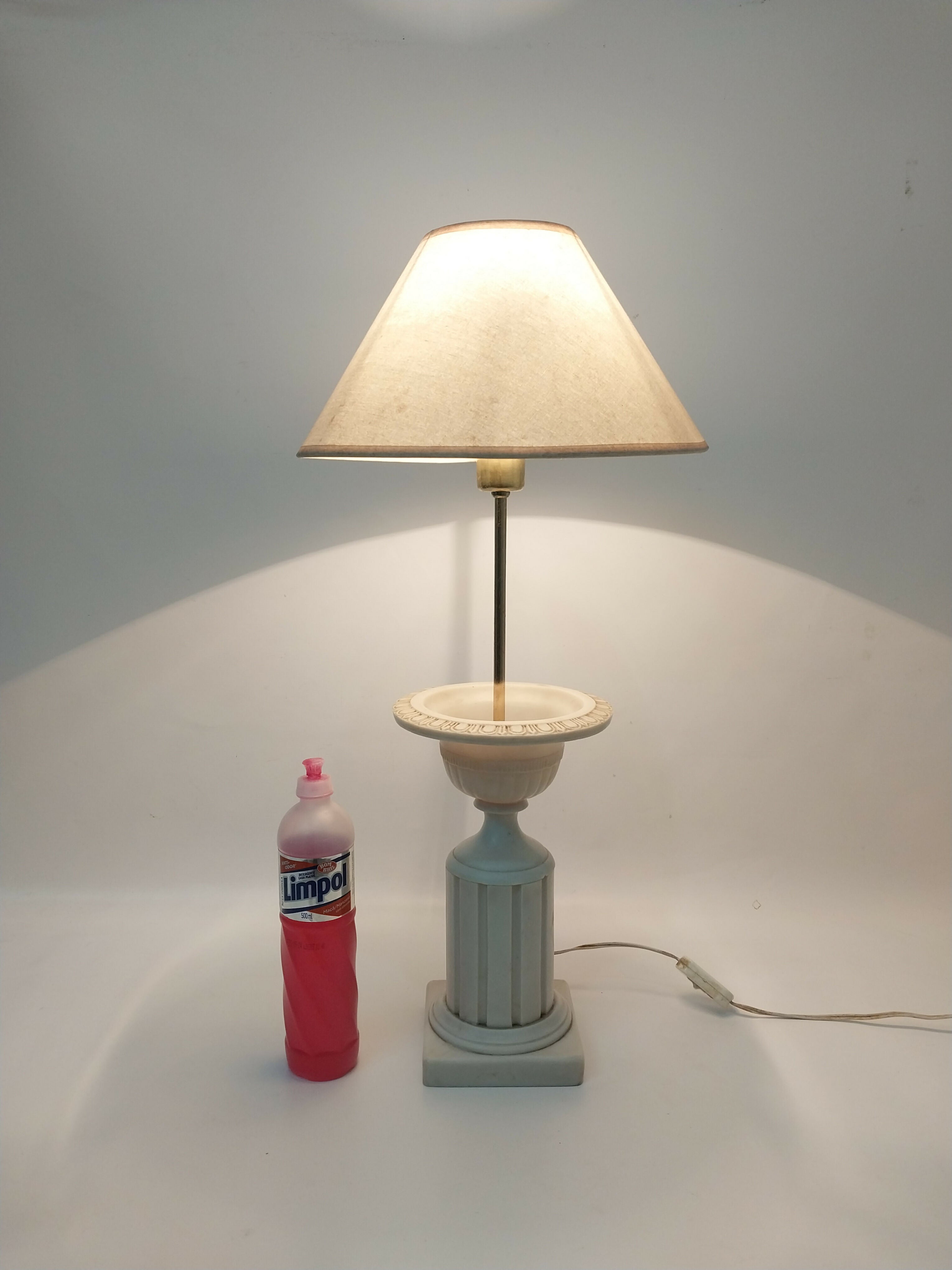 Abajur Antigo em Resina Texturizada