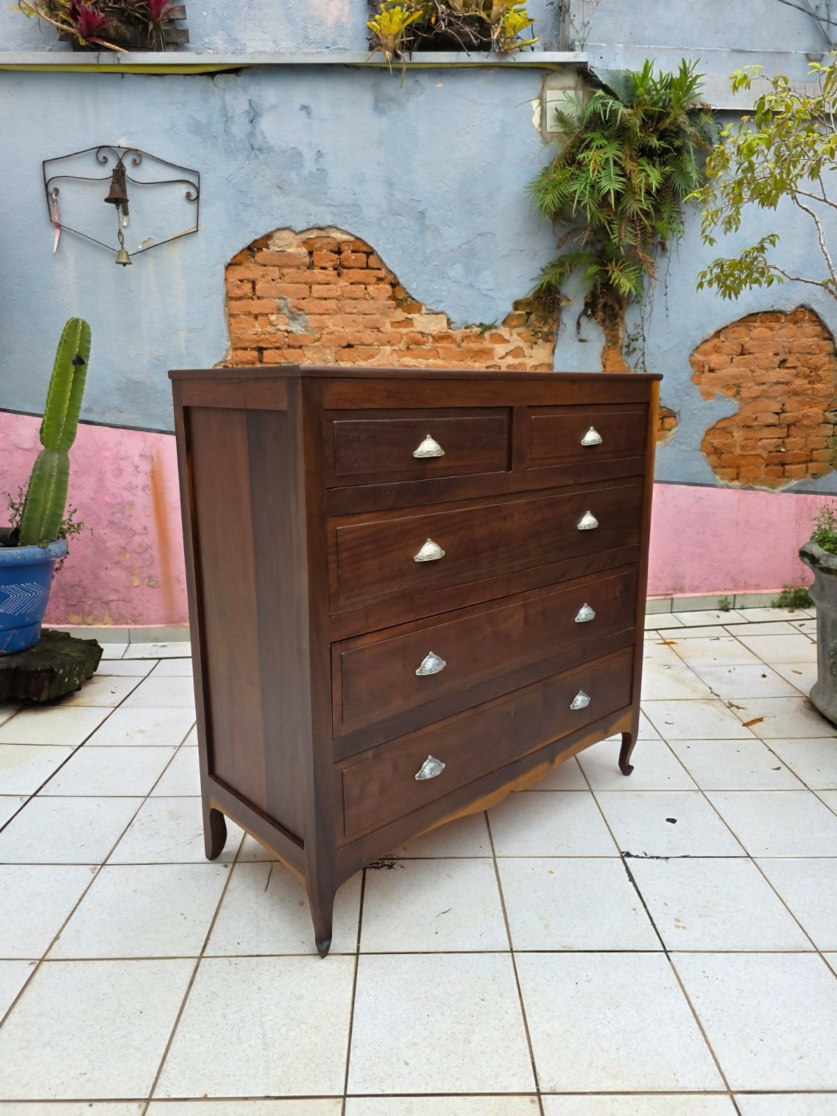 Cômoda de fazenda em imbuia maciça, possui 5 gavetas com puxadores concha.