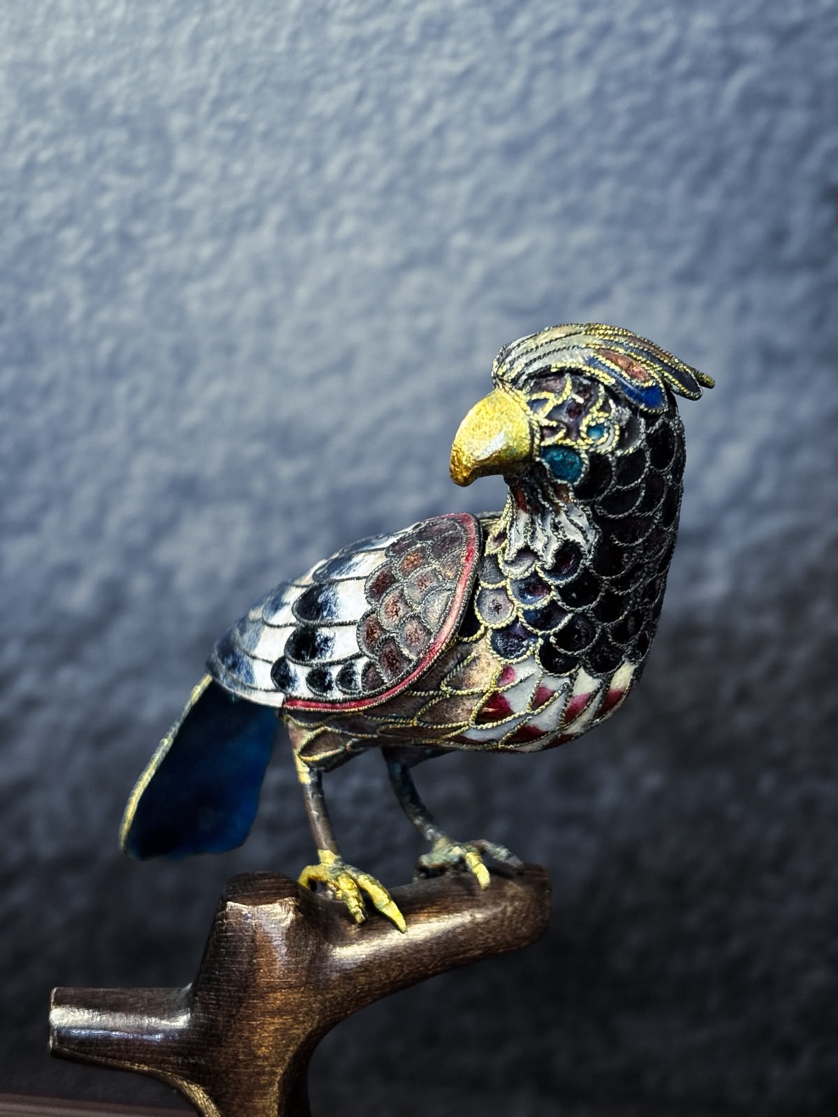 Falcão Chinês Colecionável em Cloisonné sobre Base de Madeira