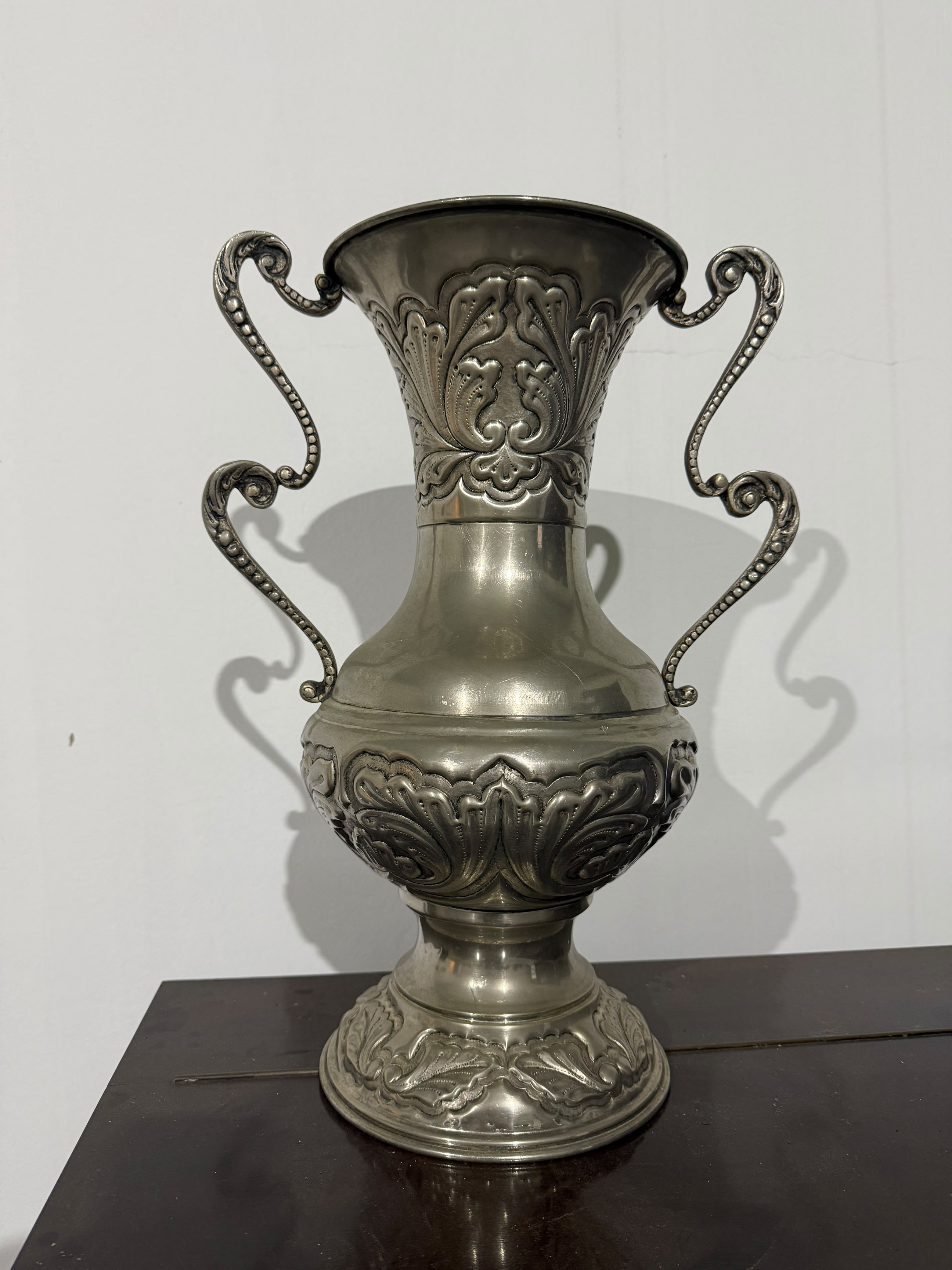 Vaso decorativo antigo em metal ornamentado 