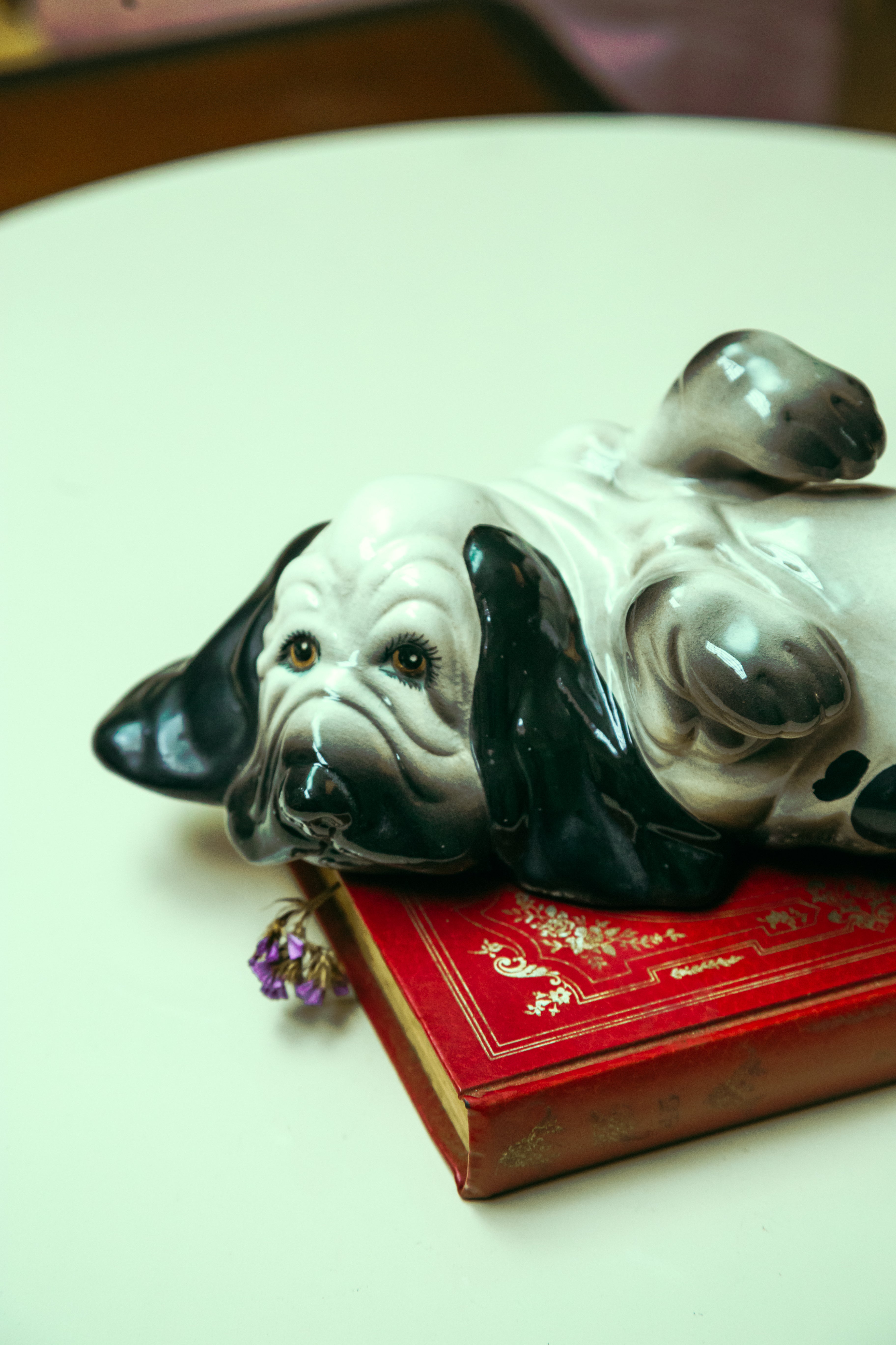 Escultura cachorro em cerâmica