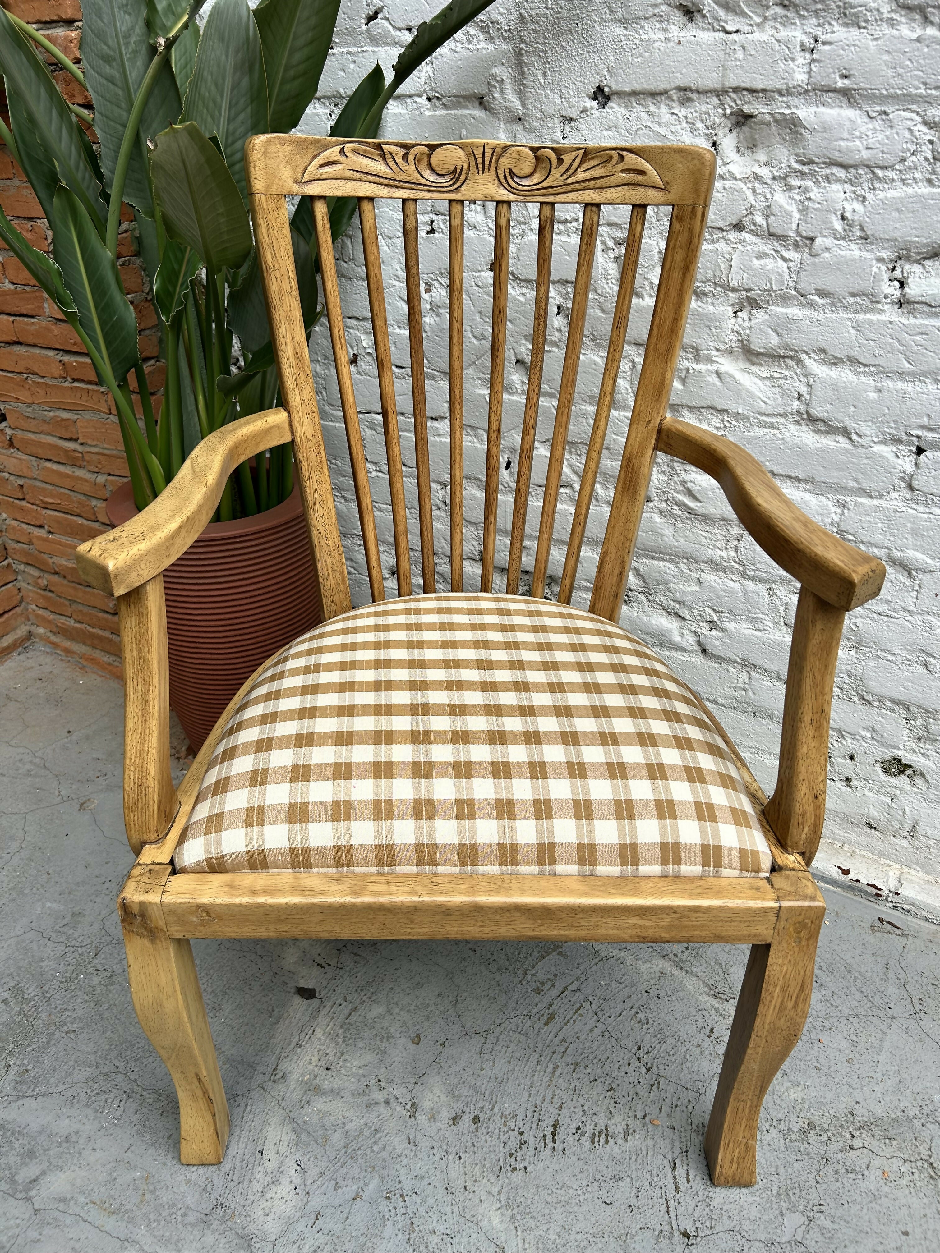Antiga Cadeira com braço restaurada em madeira e tecido xadrez Donatelli
