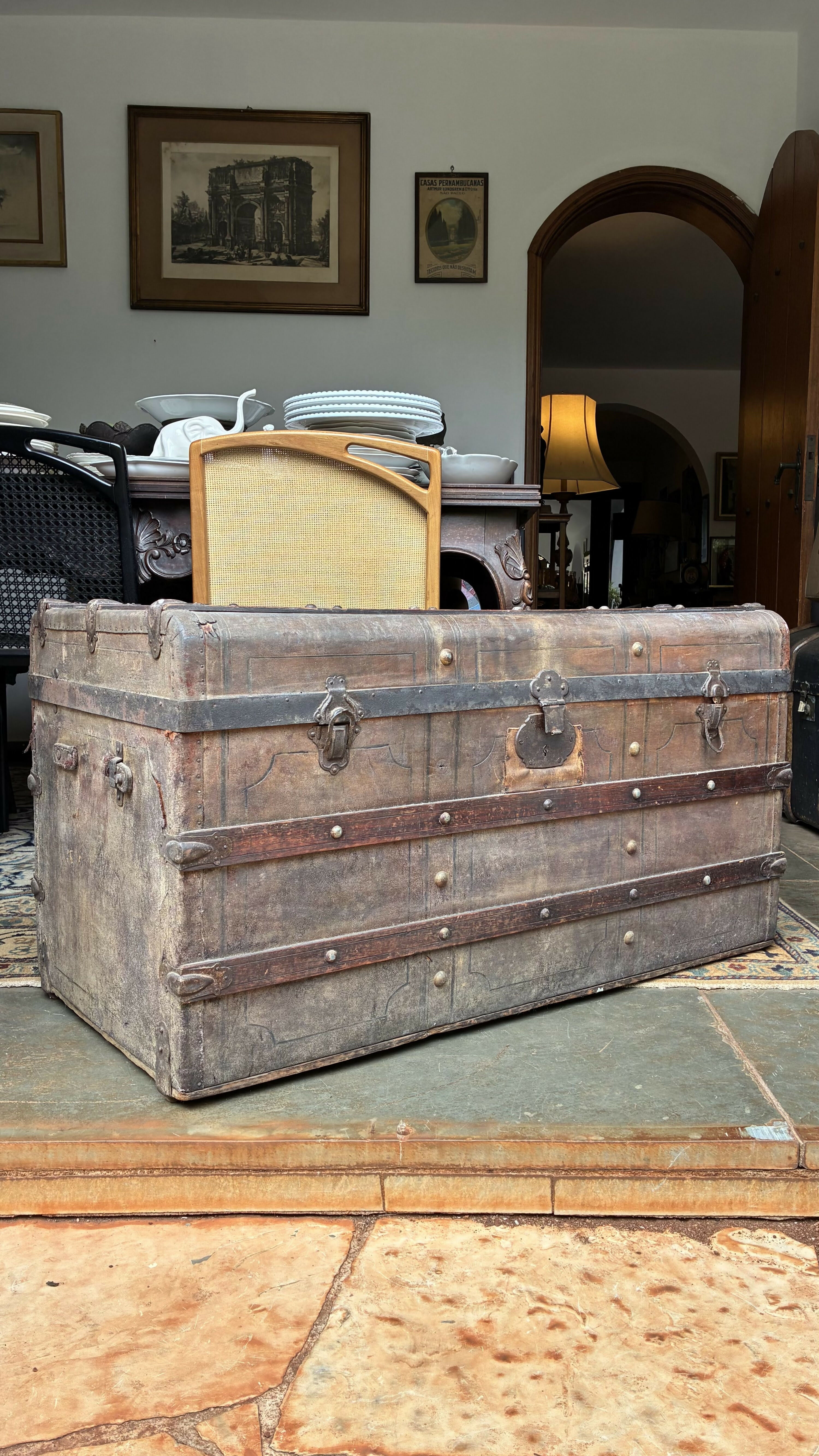 Baú antigo em madeira