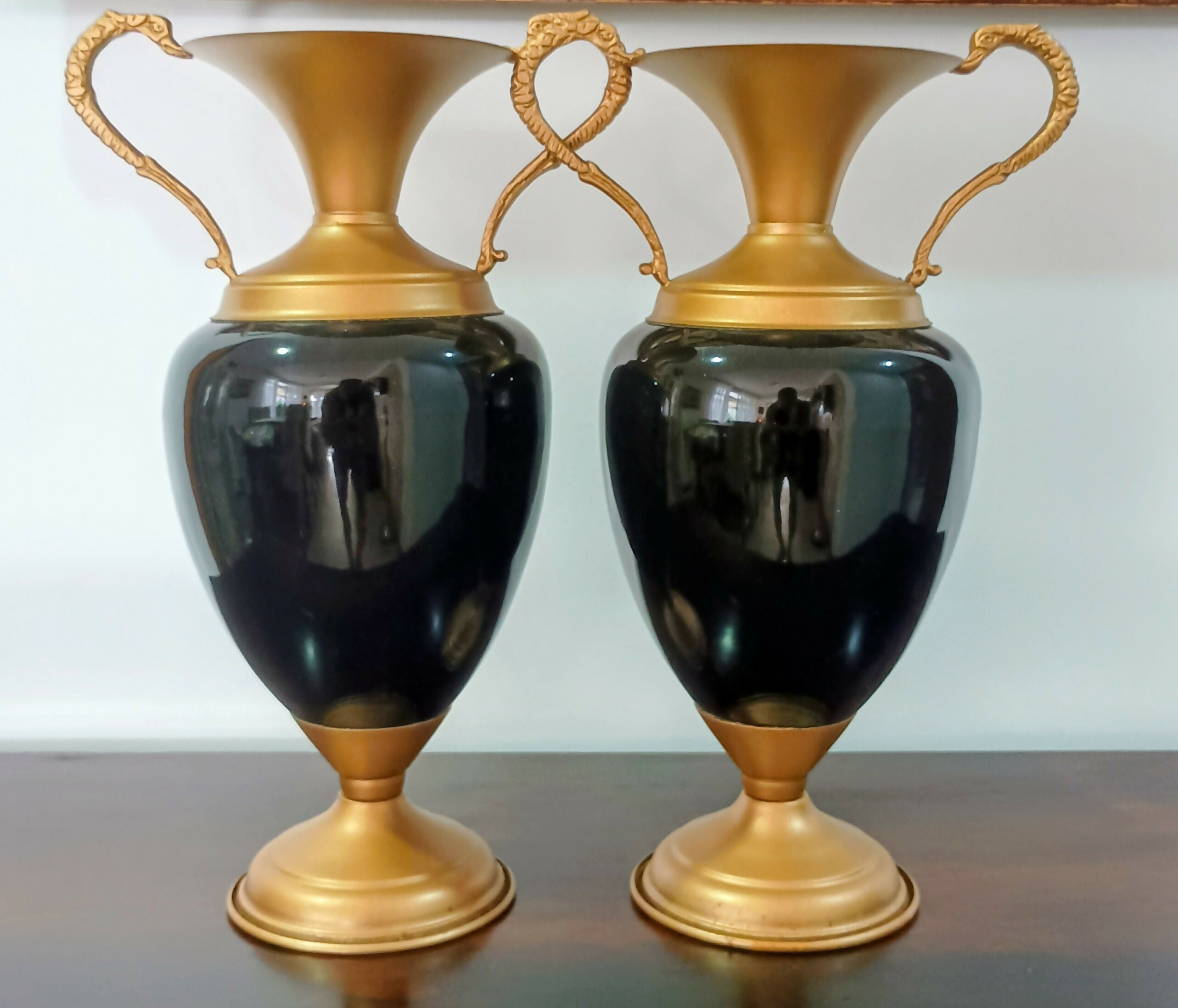 Par de Ânforas Decorativas em Metal – Estilo Clássico